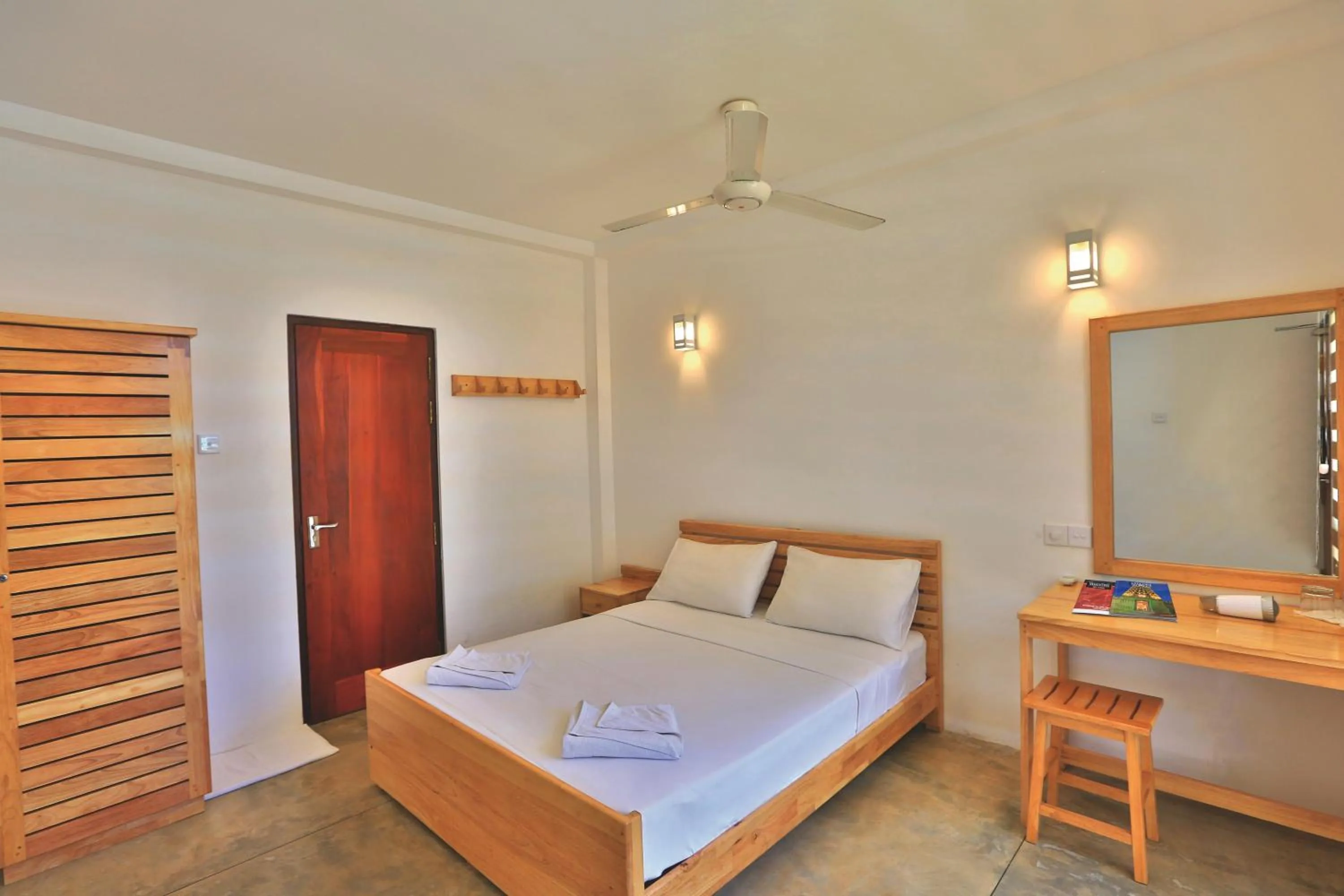 Photo of the whole room, Bed in Arugambay Roccos