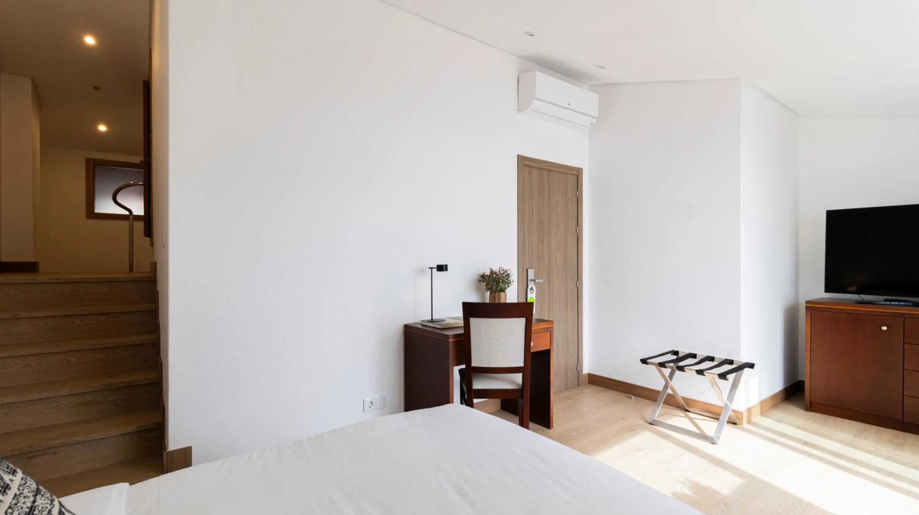 Communal lounge/ TV room, Bed in Albergaria Quim Barreiros