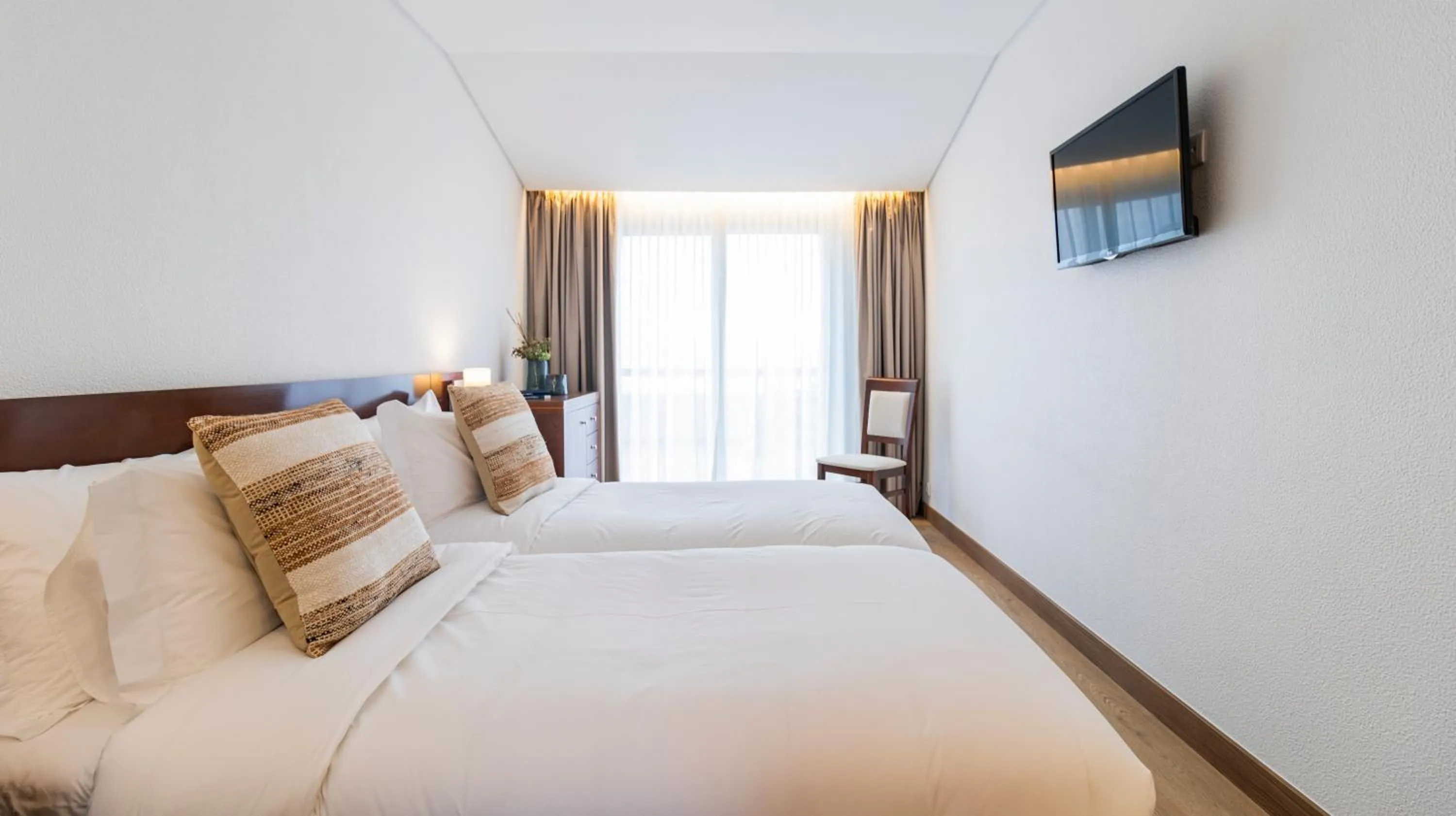 Communal lounge/ TV room, Bed in Albergaria Quim Barreiros