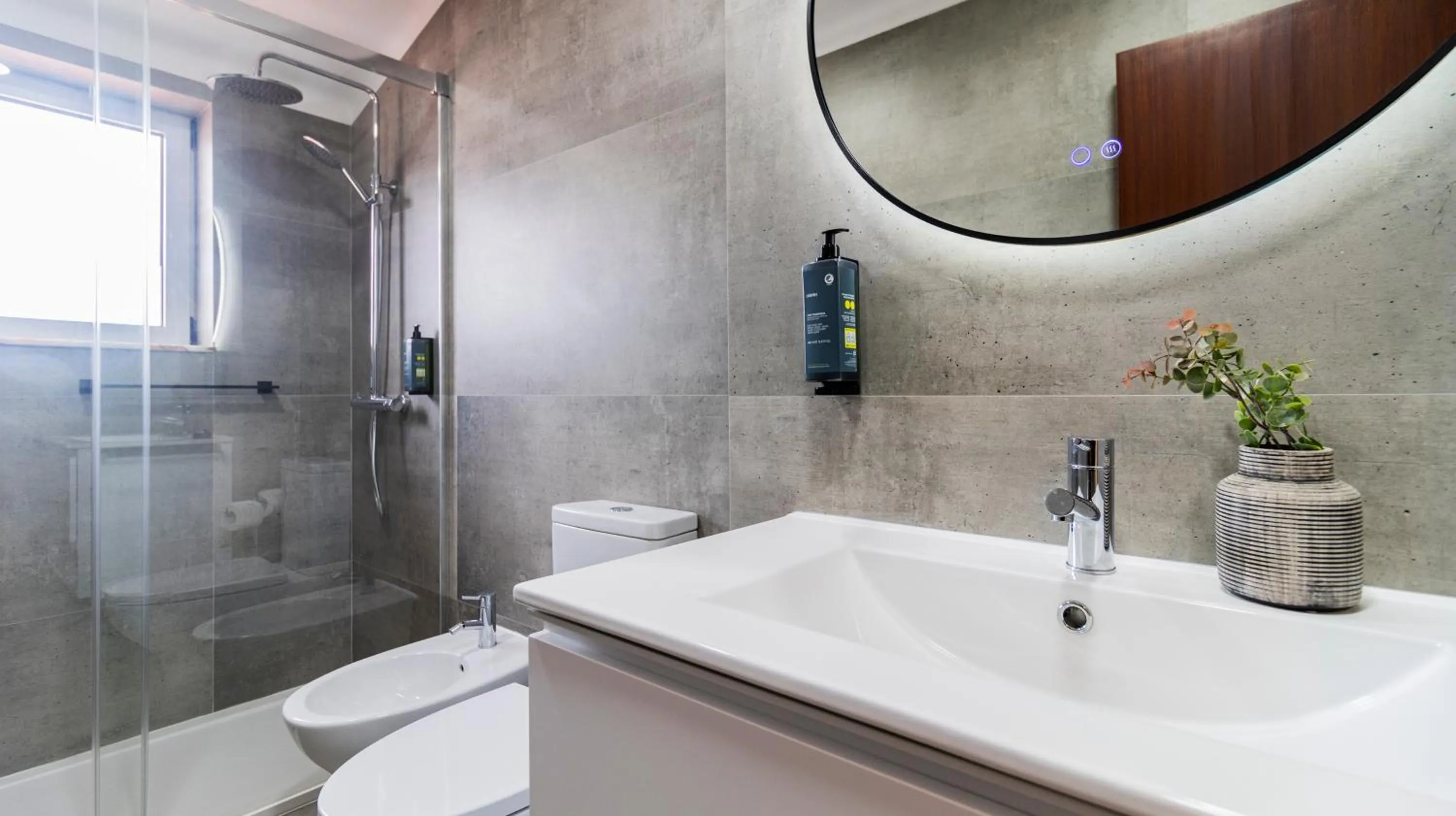 Shower in Albergaria Quim Barreiros