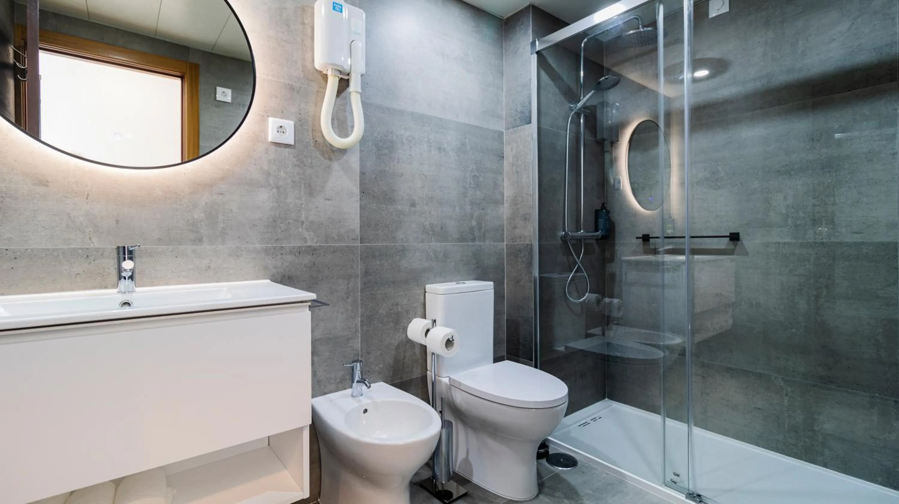 Shower in Albergaria Quim Barreiros