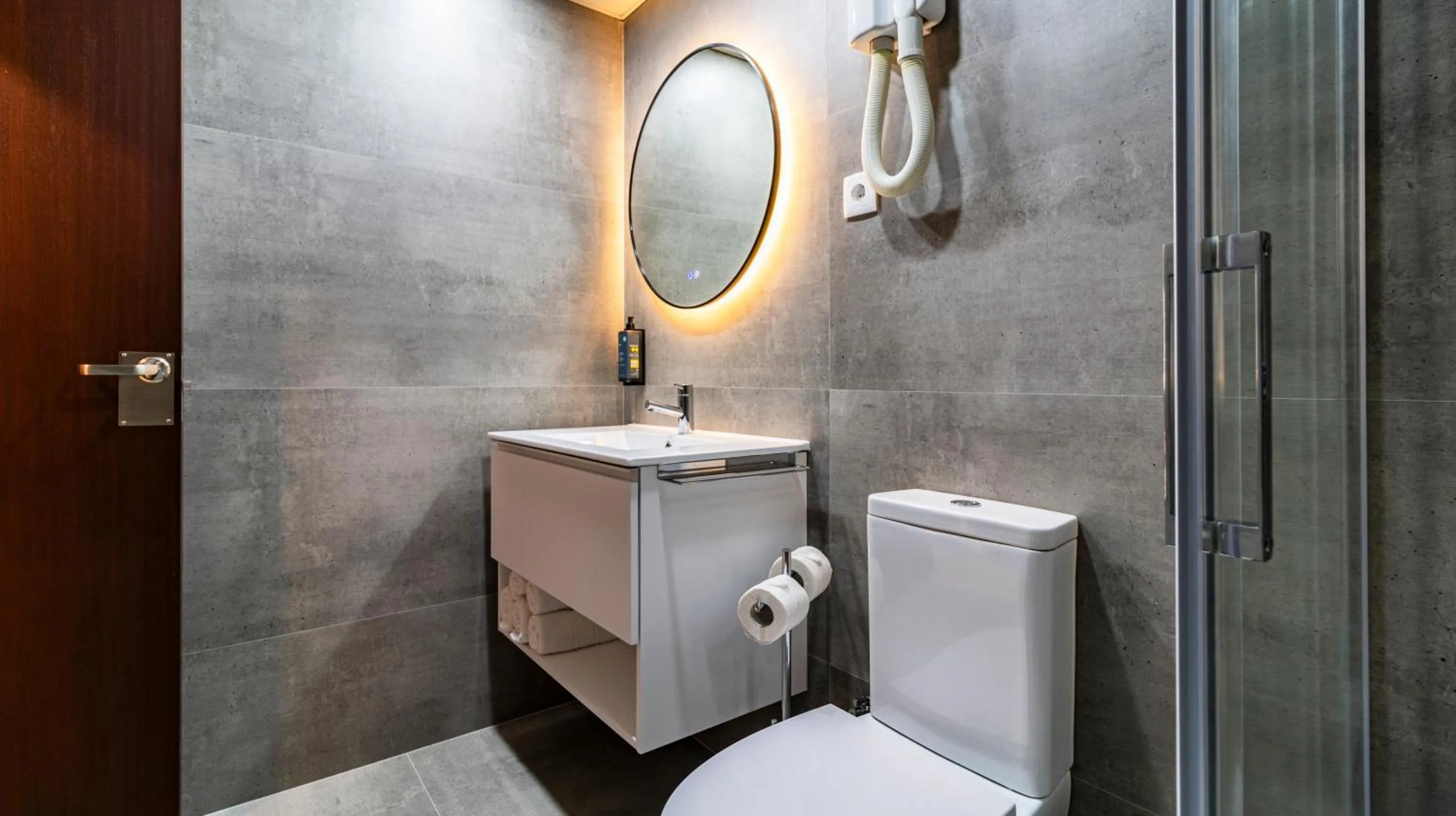 Shower in Albergaria Quim Barreiros