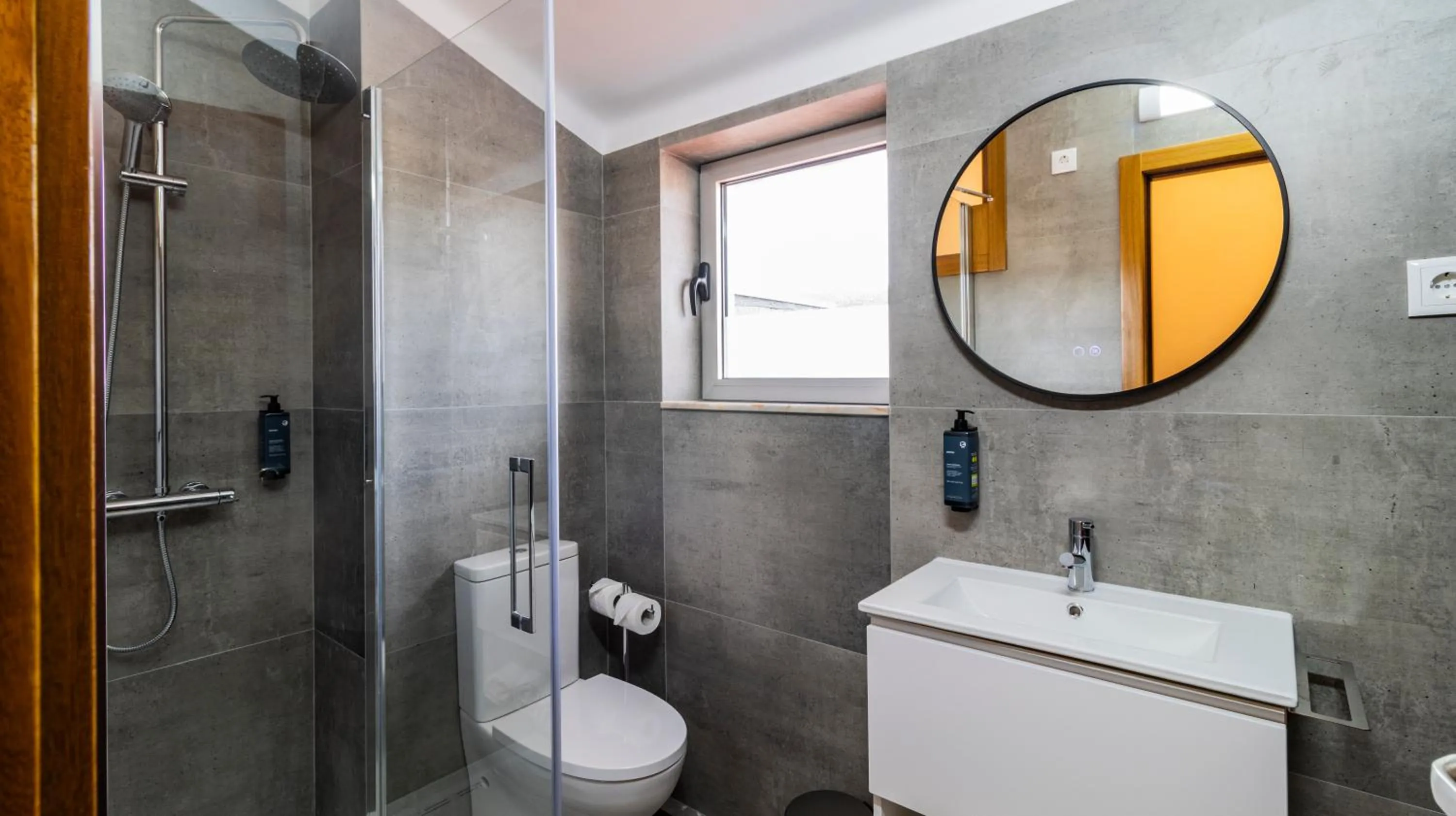 Shower in Albergaria Quim Barreiros