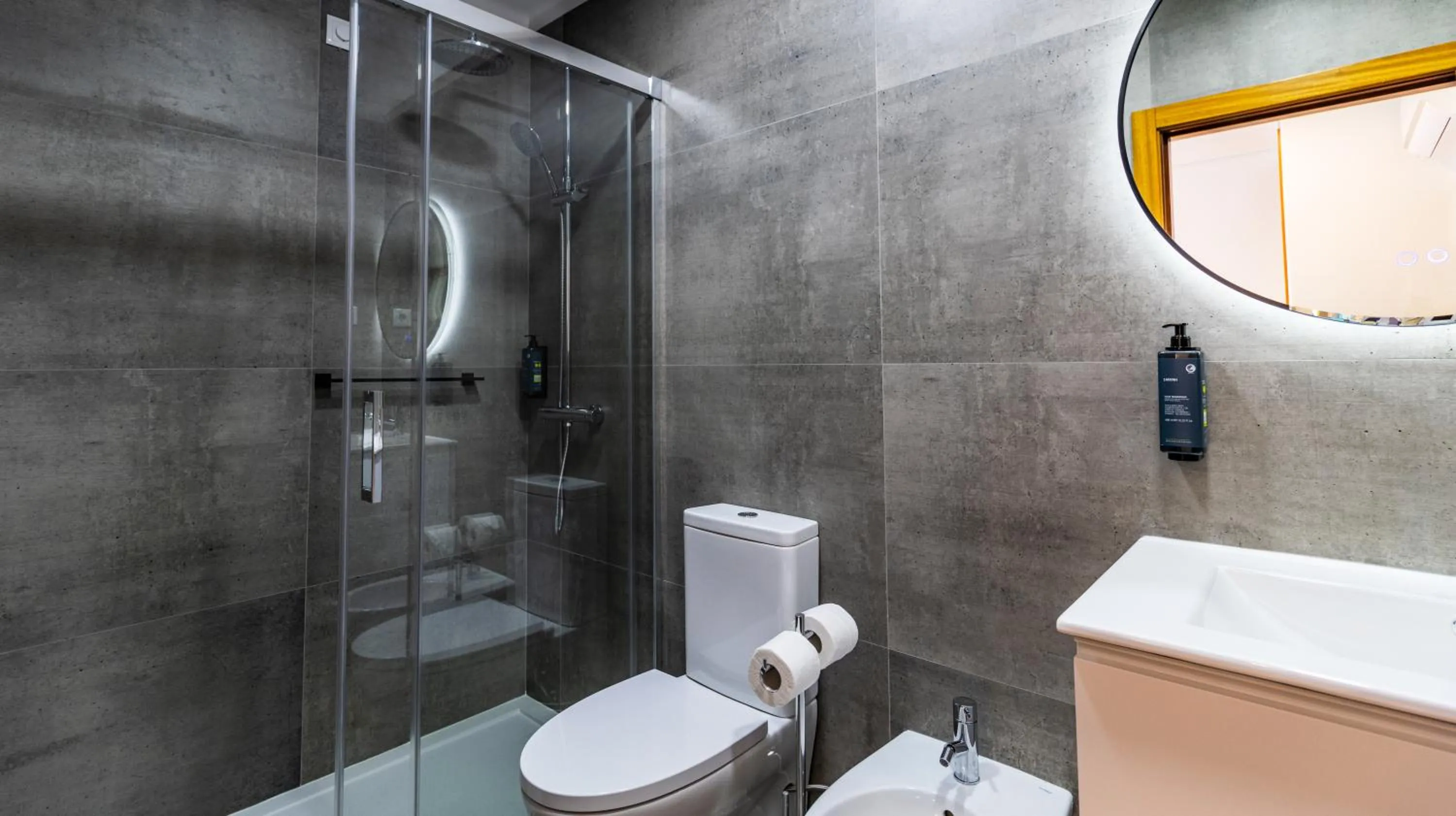 Shower in Albergaria Quim Barreiros