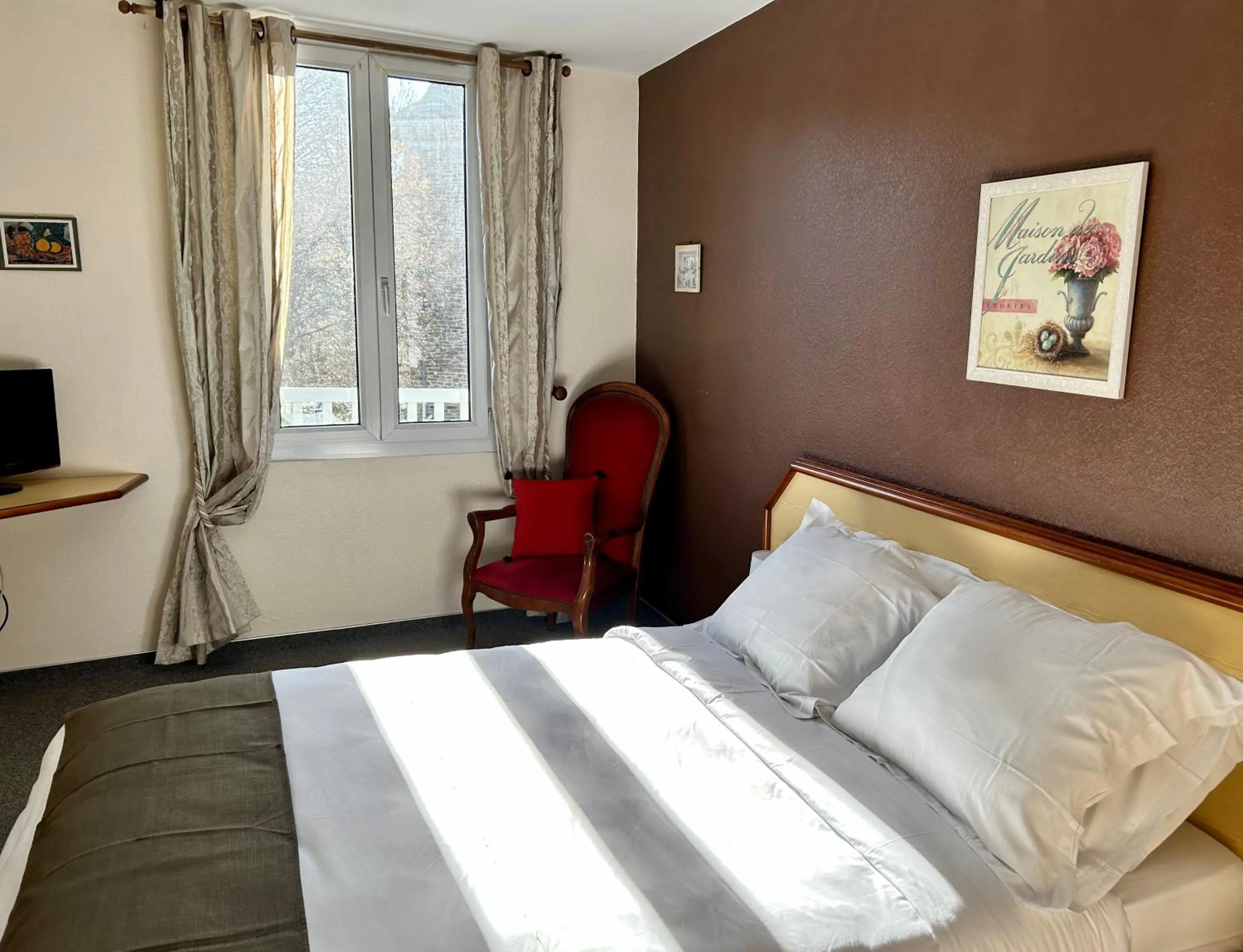 Bedroom in Logis Hôtel Teyssier