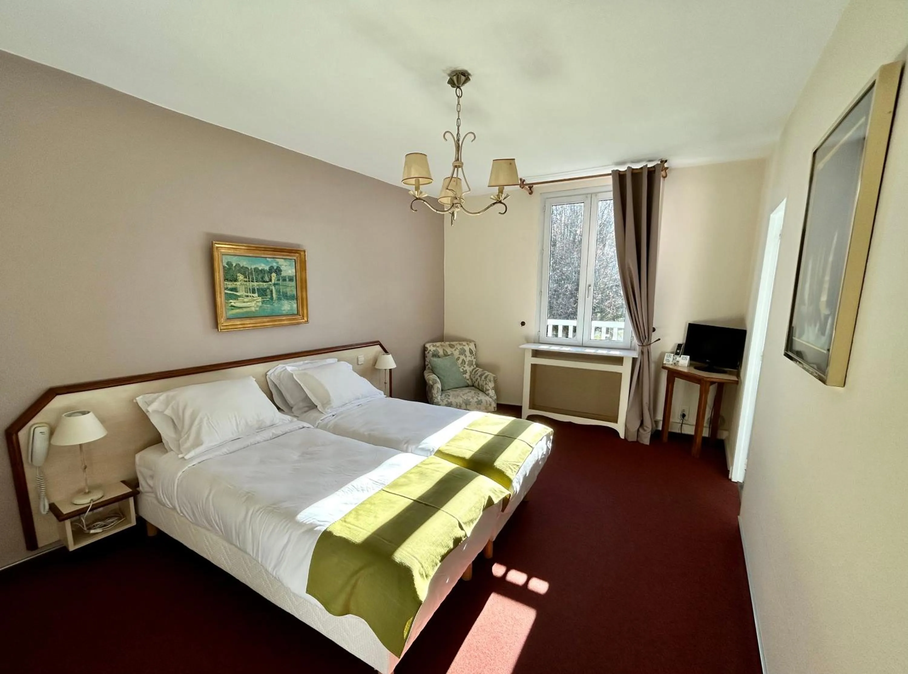 Bedroom in Logis Hôtel Teyssier