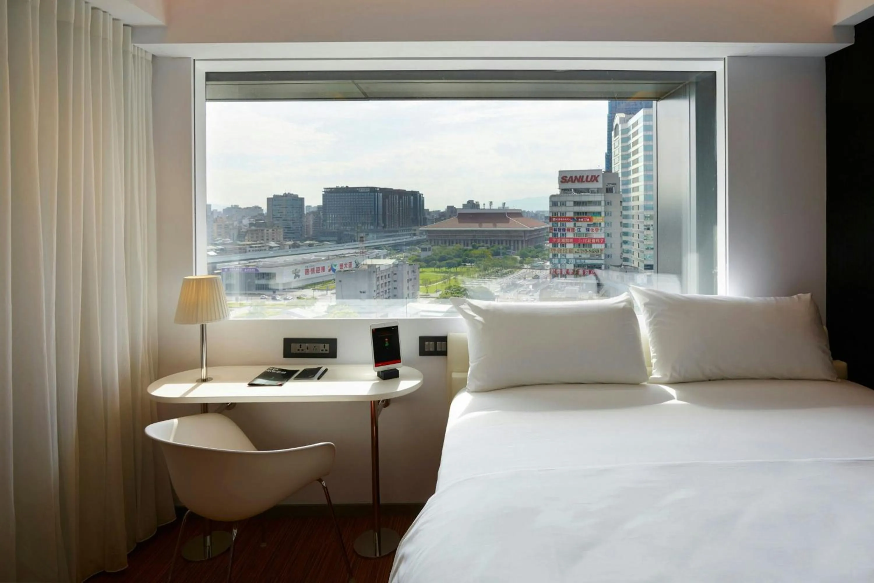 Bedroom, Bed in citizenM Taipei North Gate