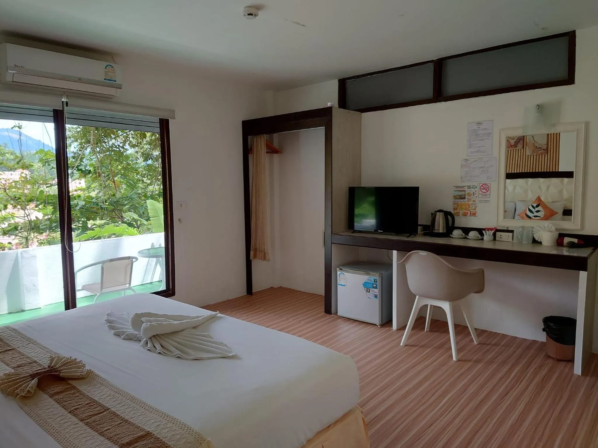 Photo of the whole room, Bed in On The Hill Karon Resort