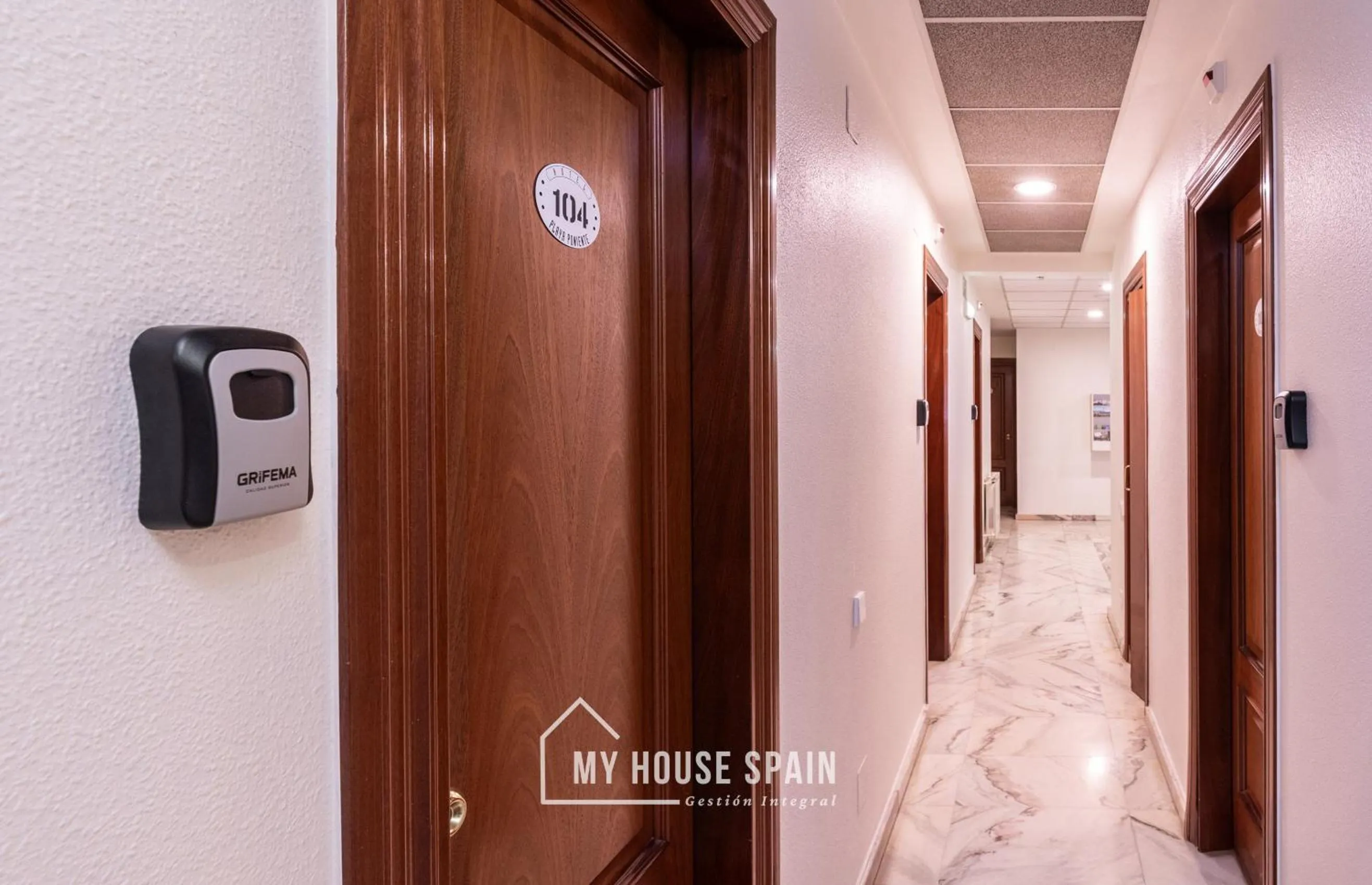 Text overlay in Hotel Playa Poniente