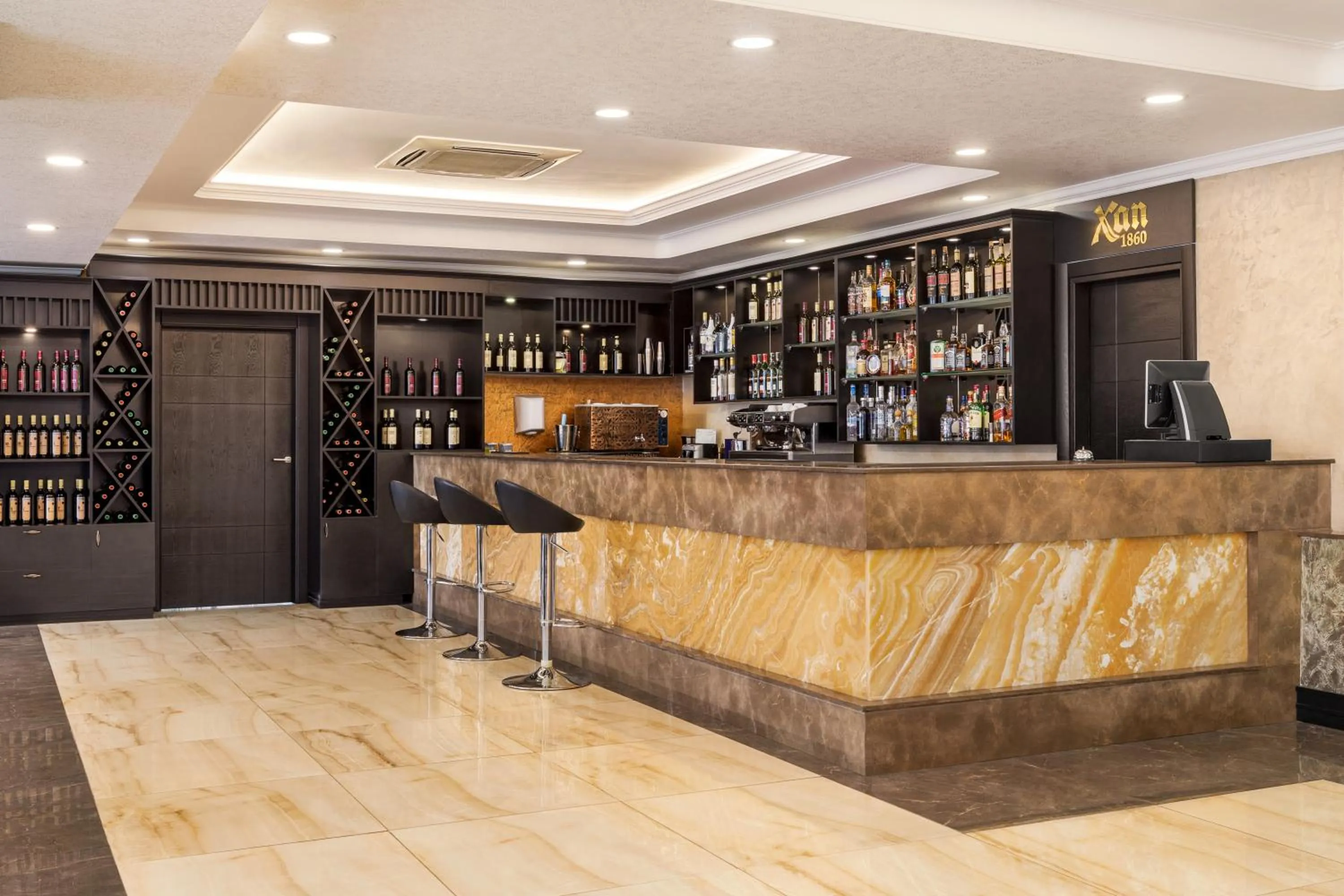 Lounge or bar in Wyndham Baku