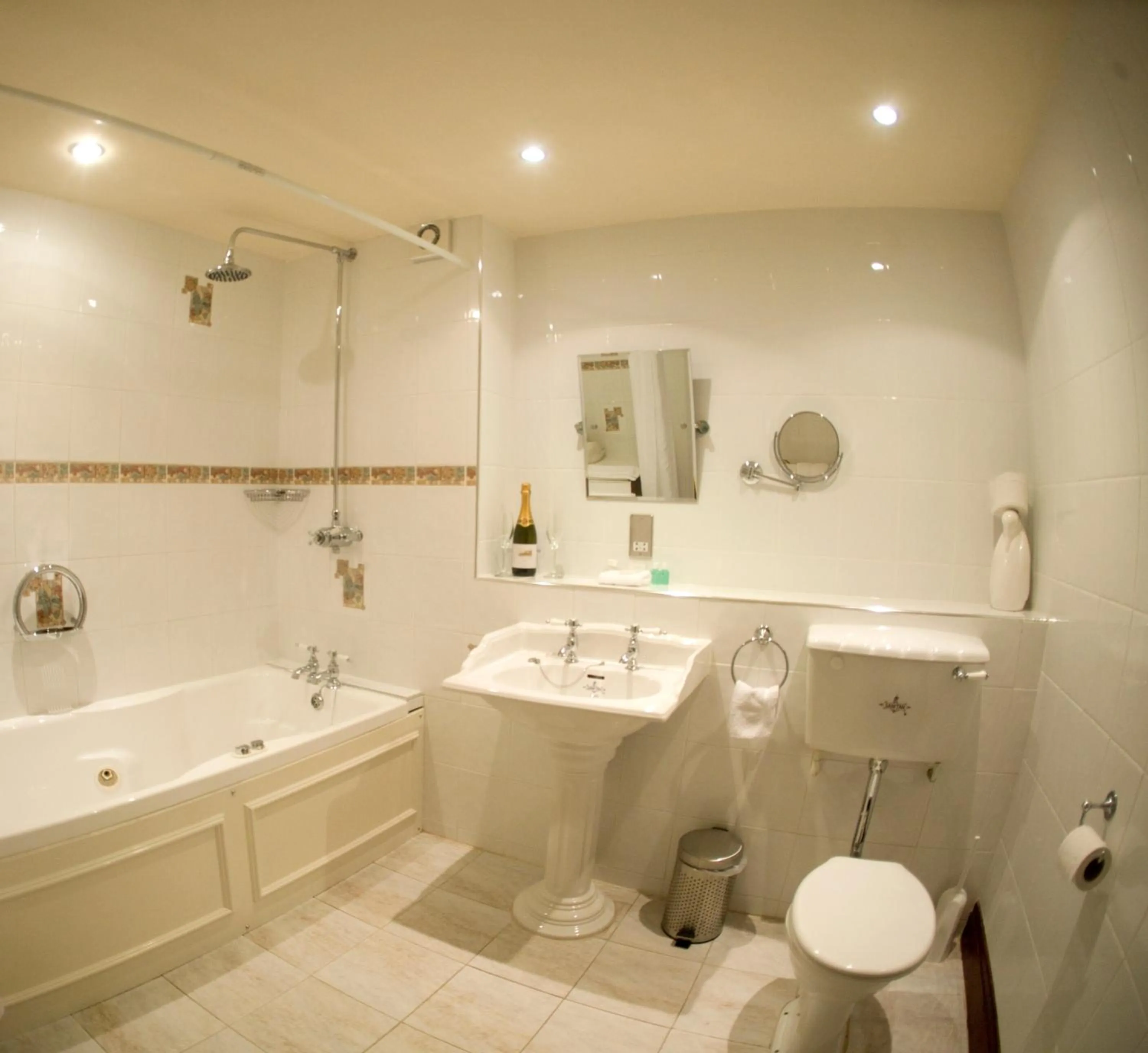 Shower in Gibbon Bridge Hotel