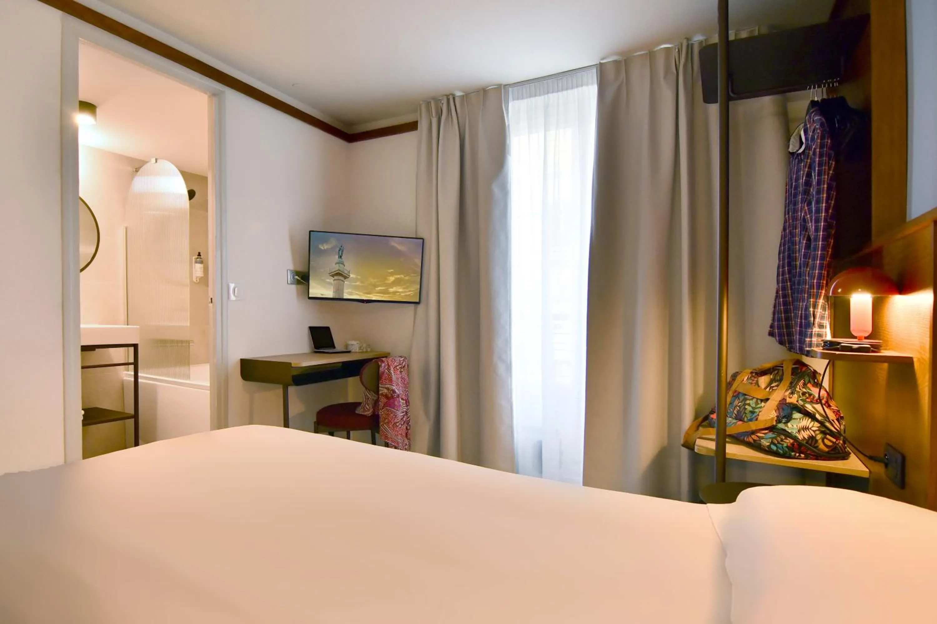 Photo of the whole room, Bed in Agate Hôtel