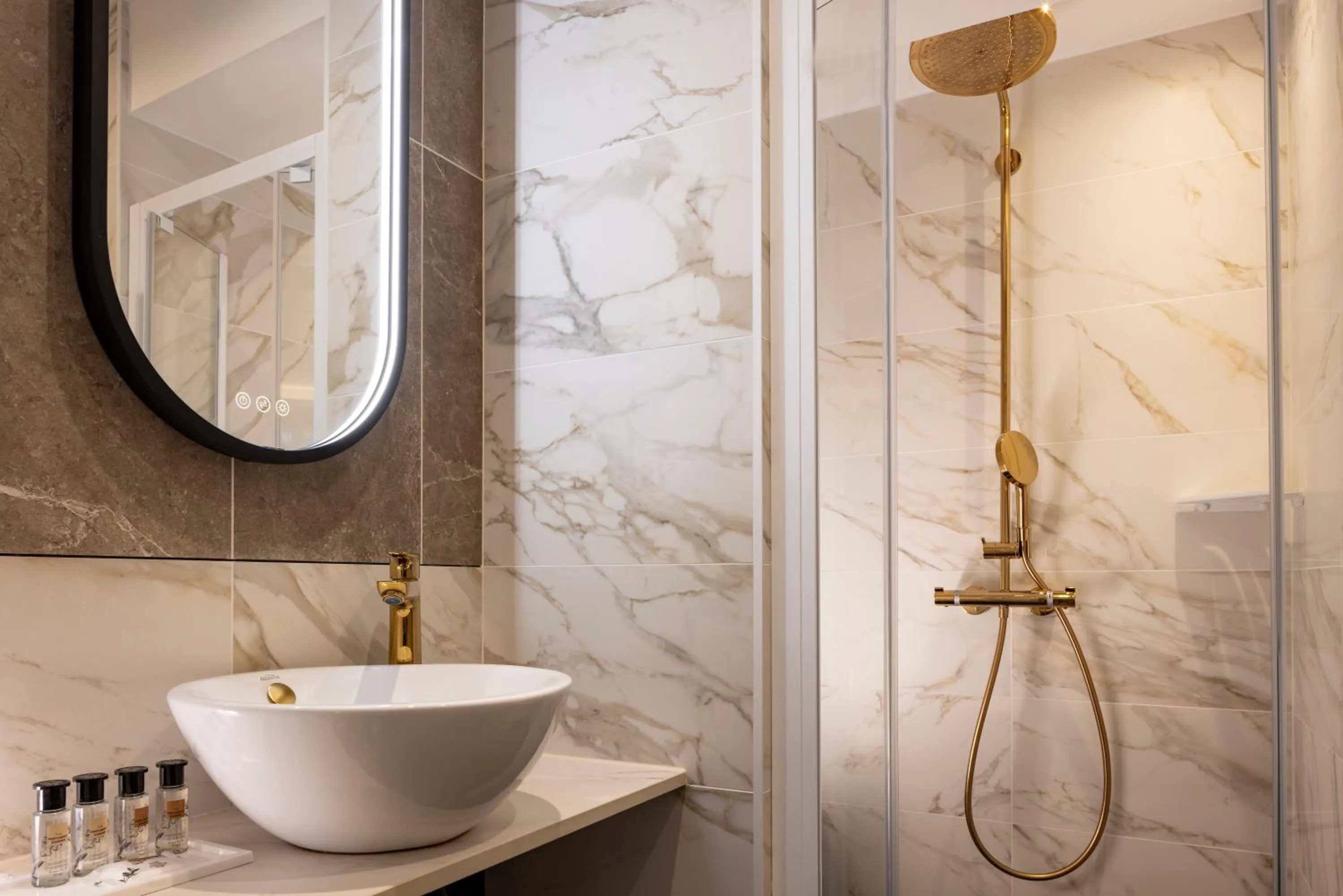 Shower in Hôtel Mondial