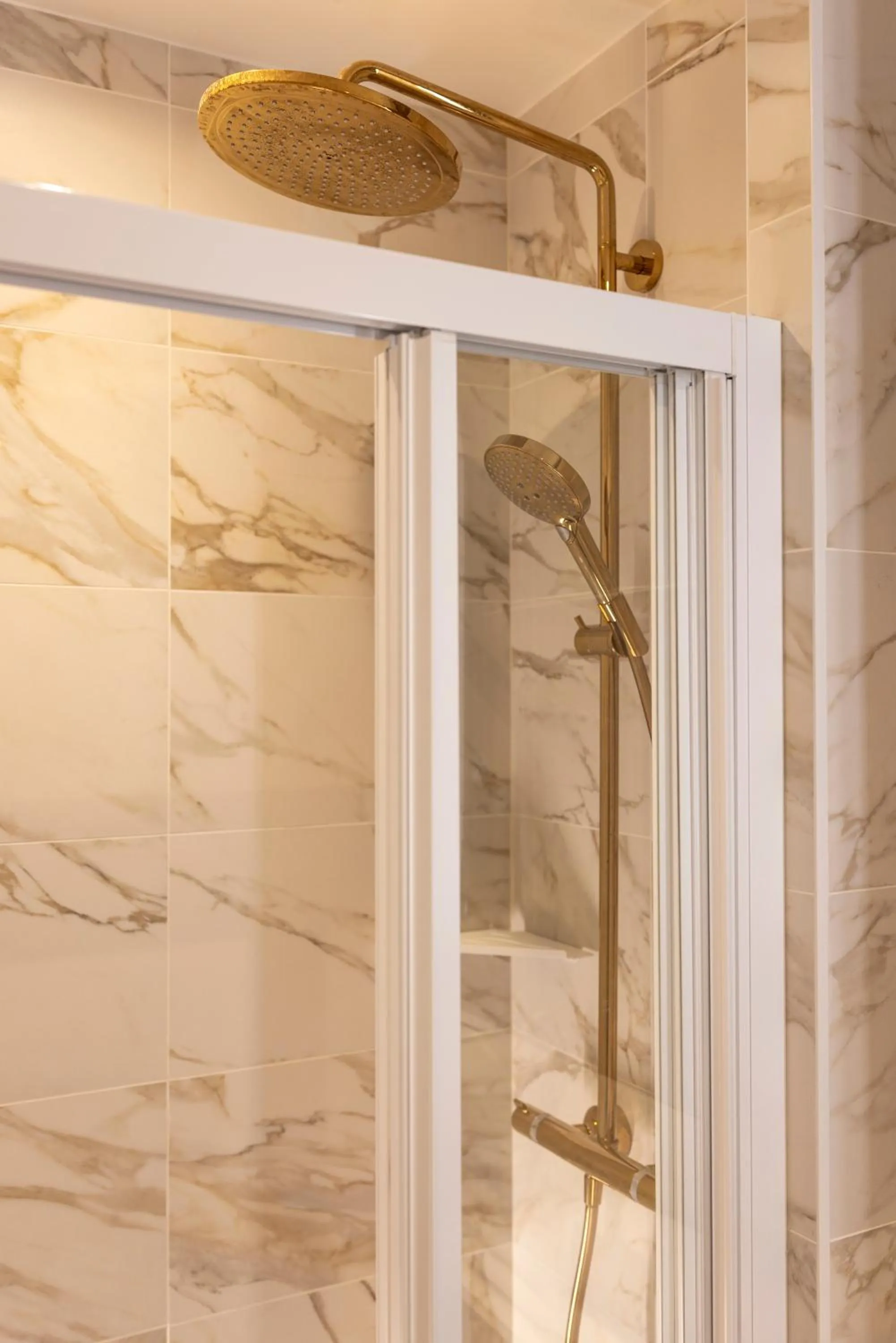 Shower in Hôtel Mondial