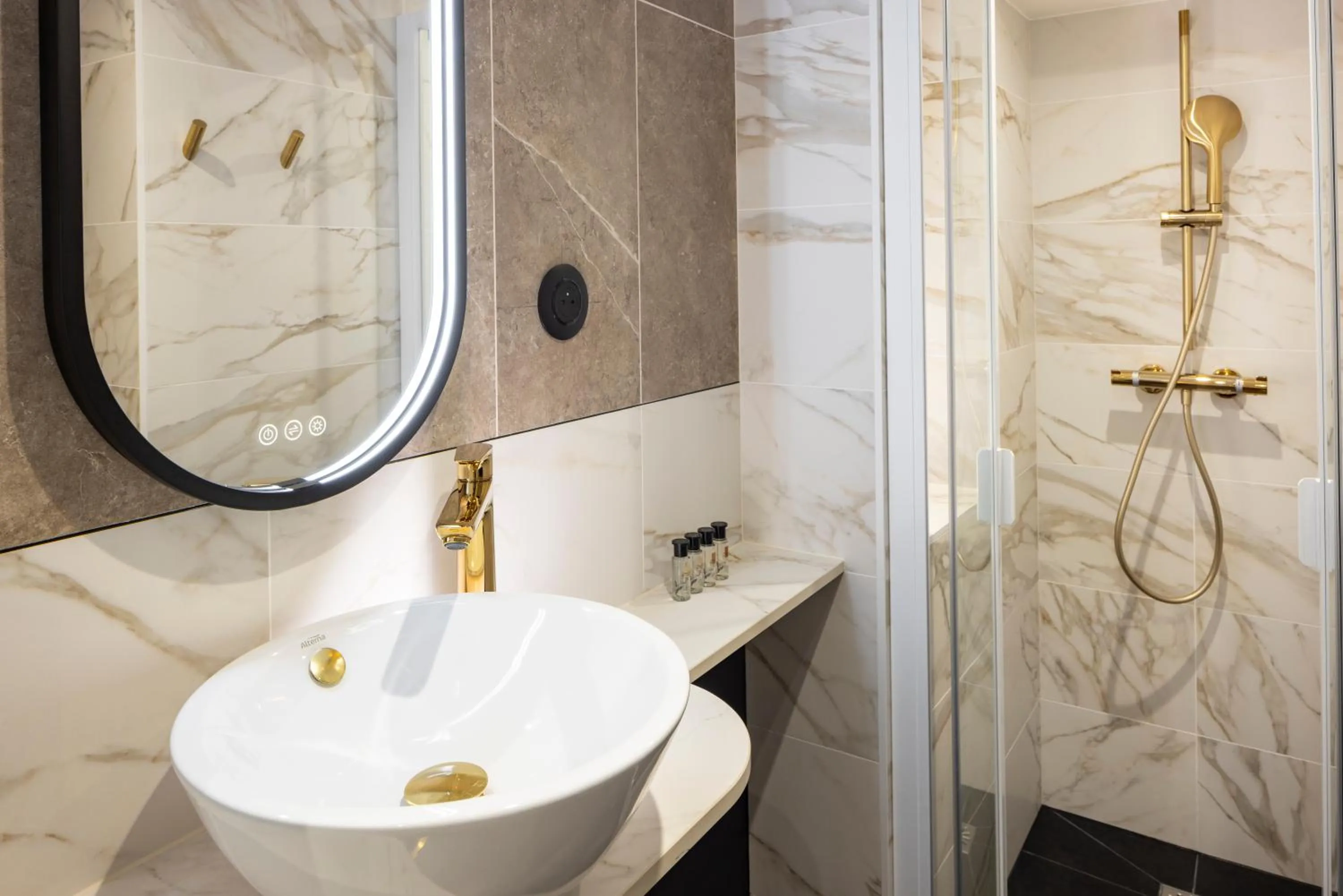 Bathroom in Hôtel Mondial