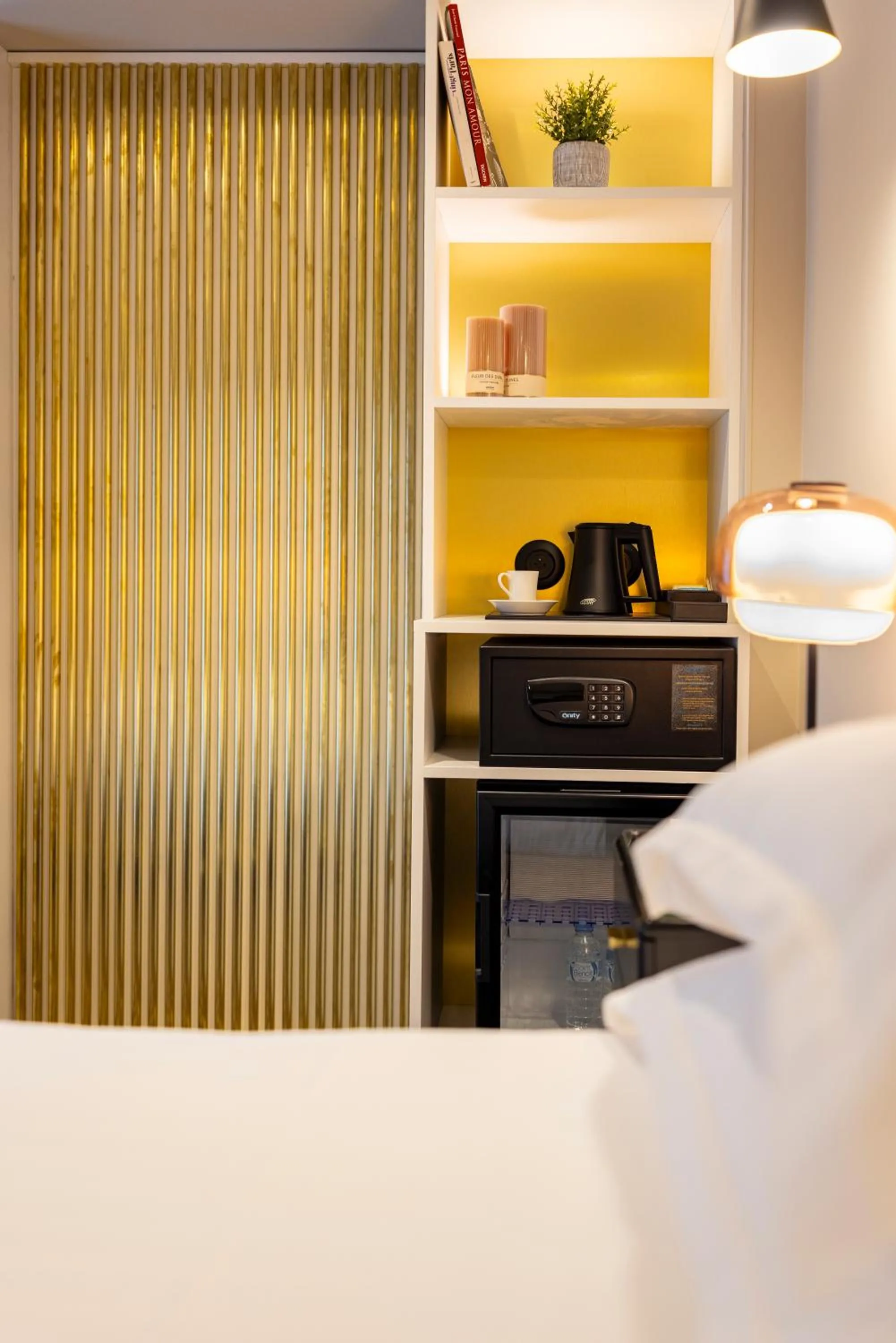 Coffee/tea facilities, Bed in Hôtel Mondial