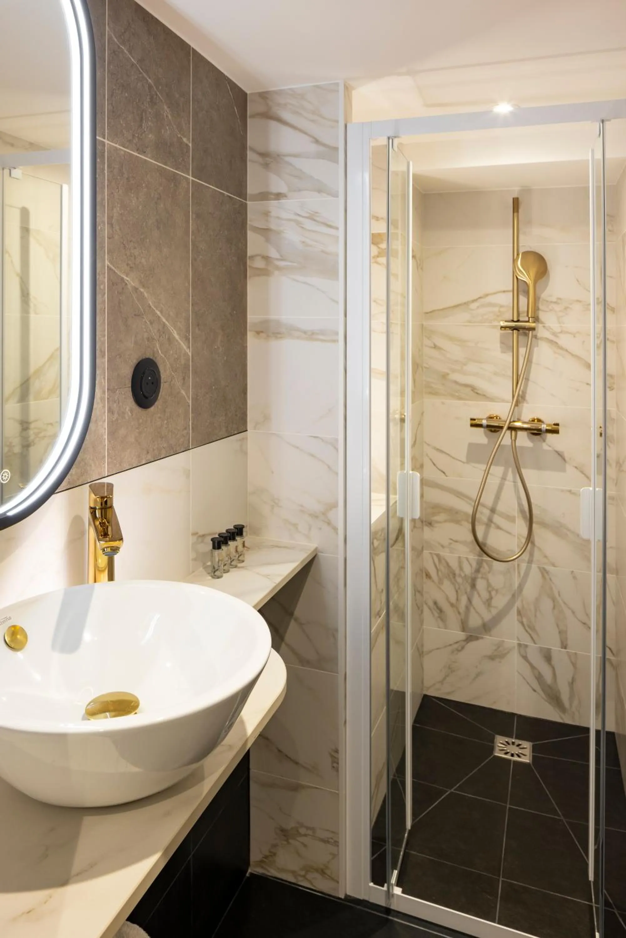 Shower in Hôtel Mondial