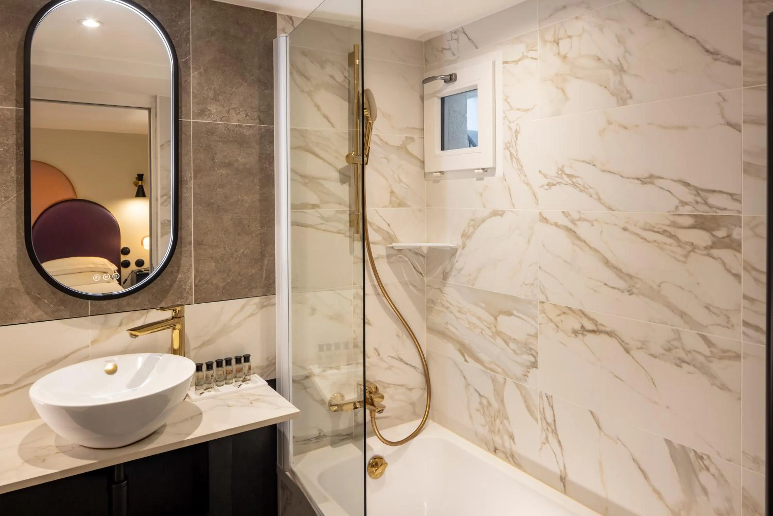 Bathroom in Hôtel Mondial