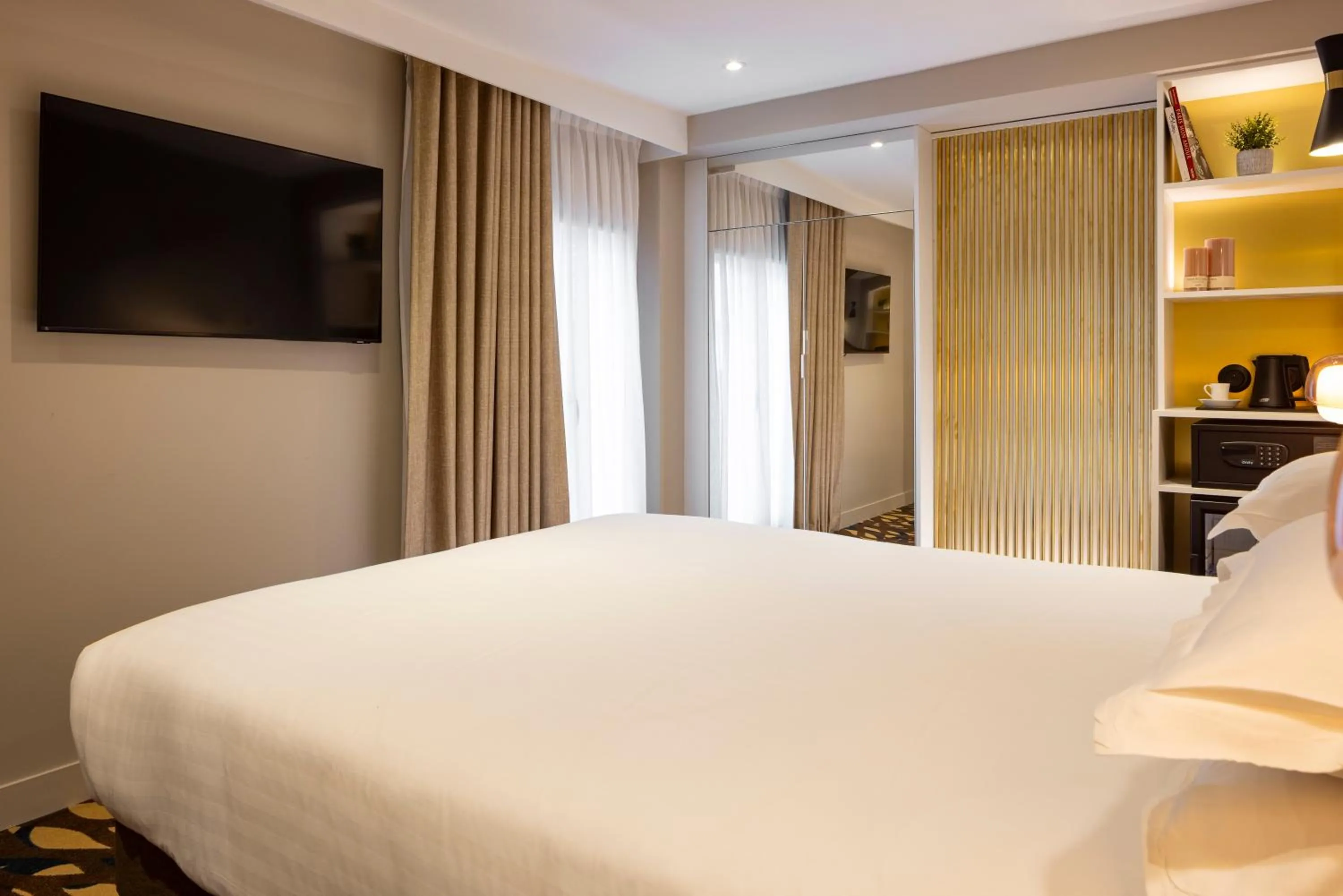 Photo of the whole room, Bed in Hôtel Mondial