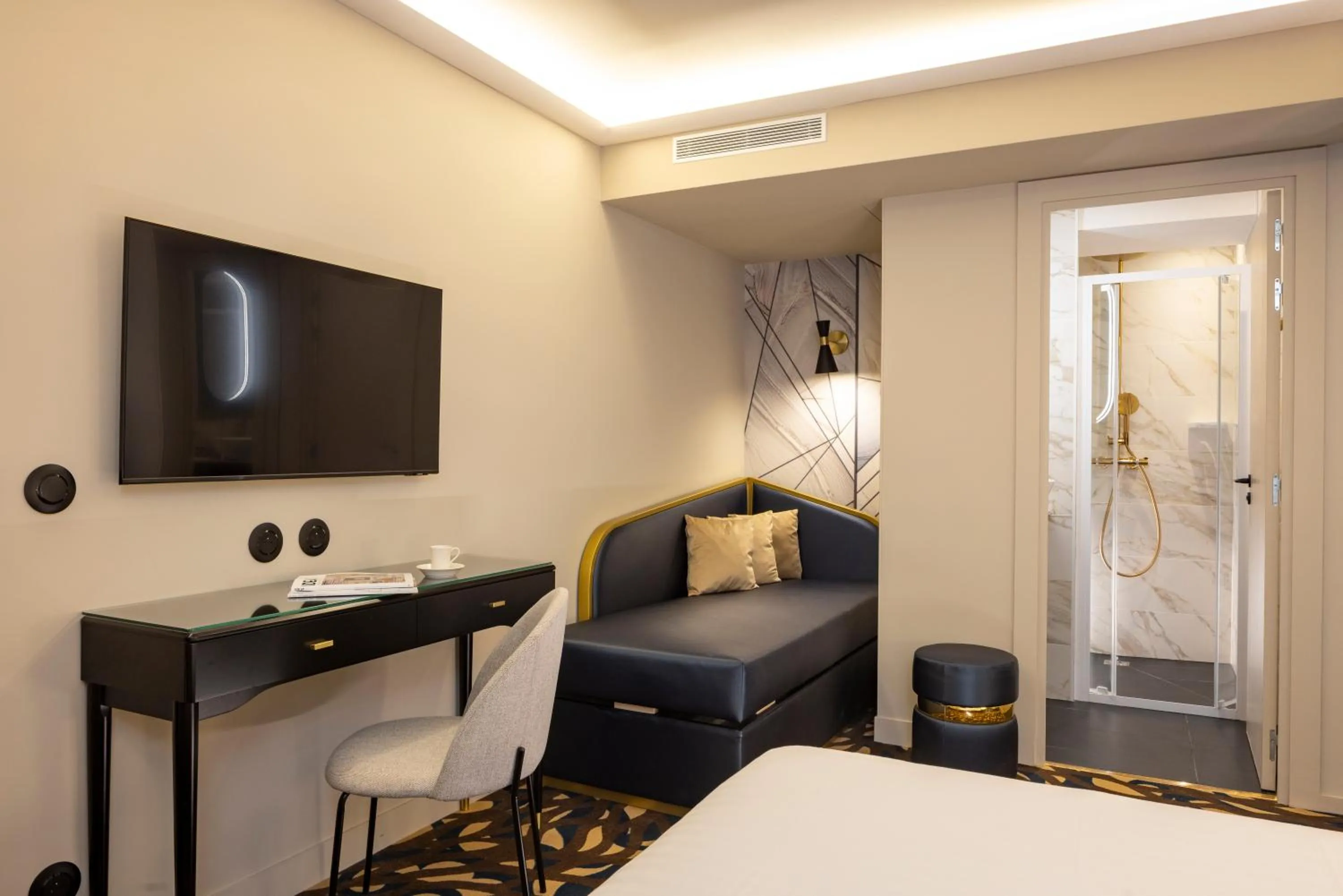 Bedroom, Bed in Hôtel Mondial