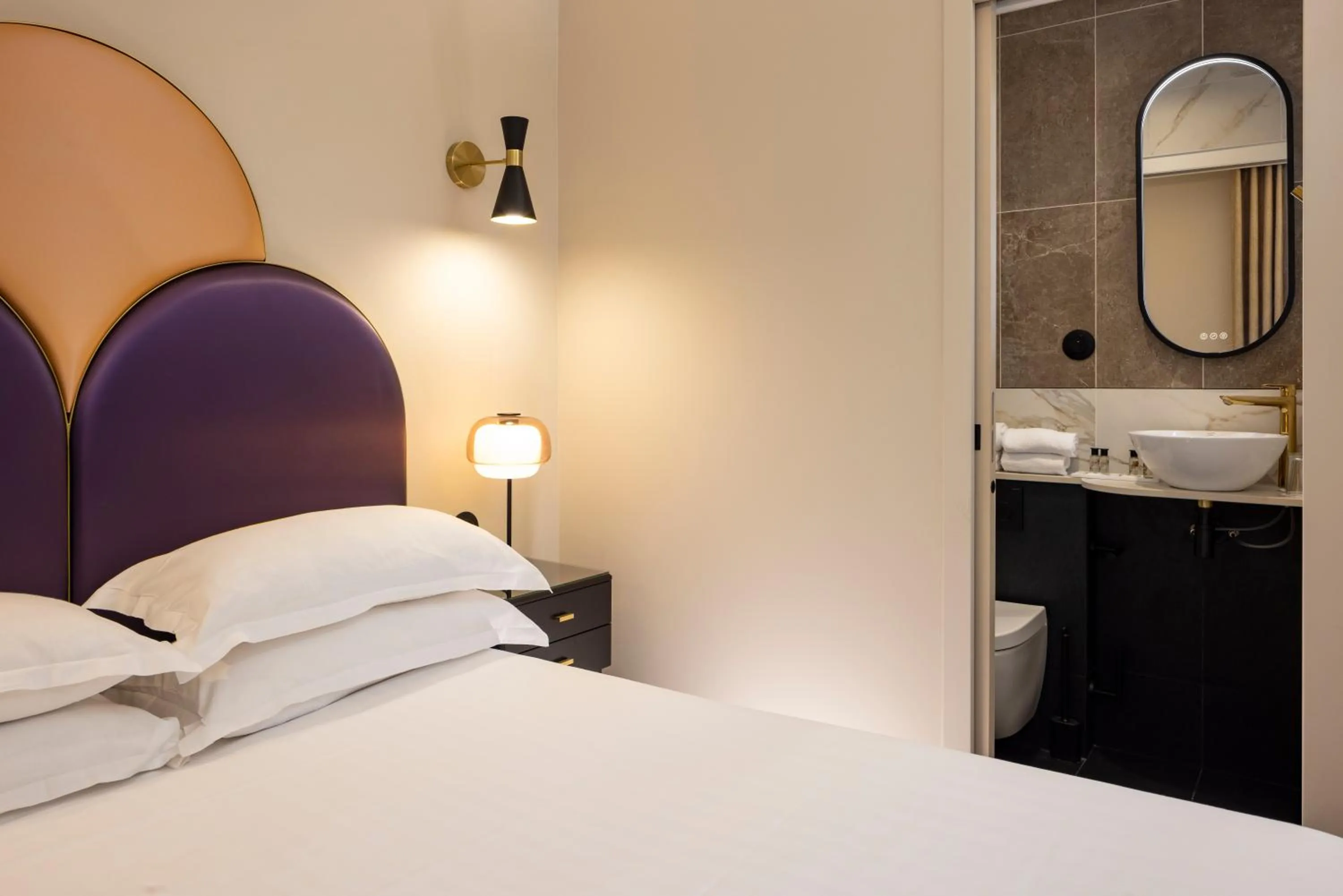 Bedroom, Bed in Hôtel Mondial