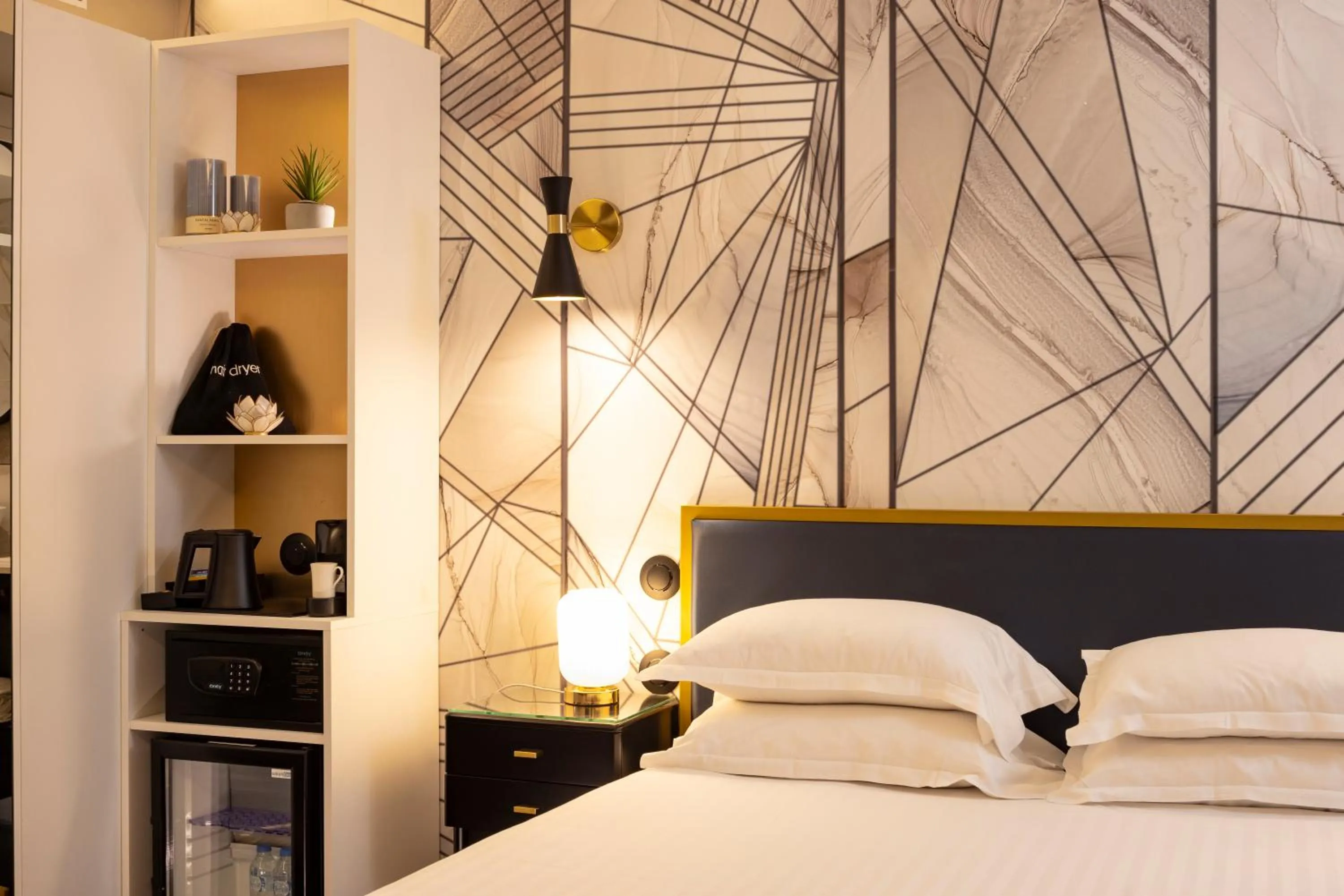 Bedroom, Bed in Hôtel Mondial