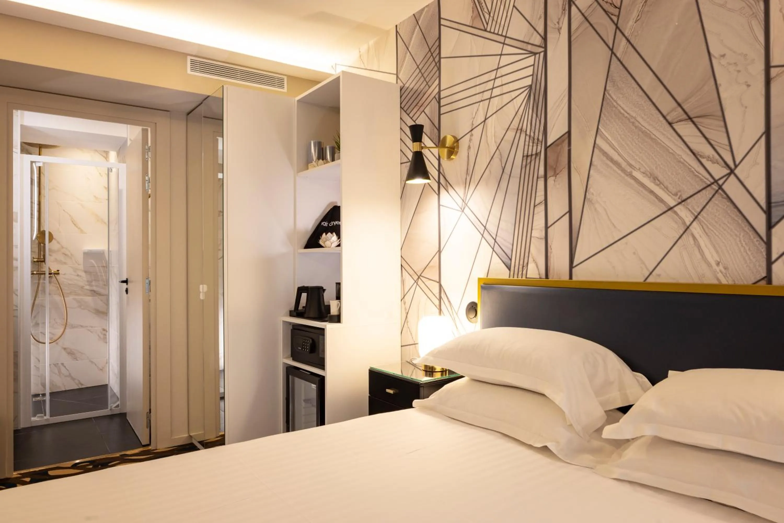 Photo of the whole room, Bed in Hôtel Mondial