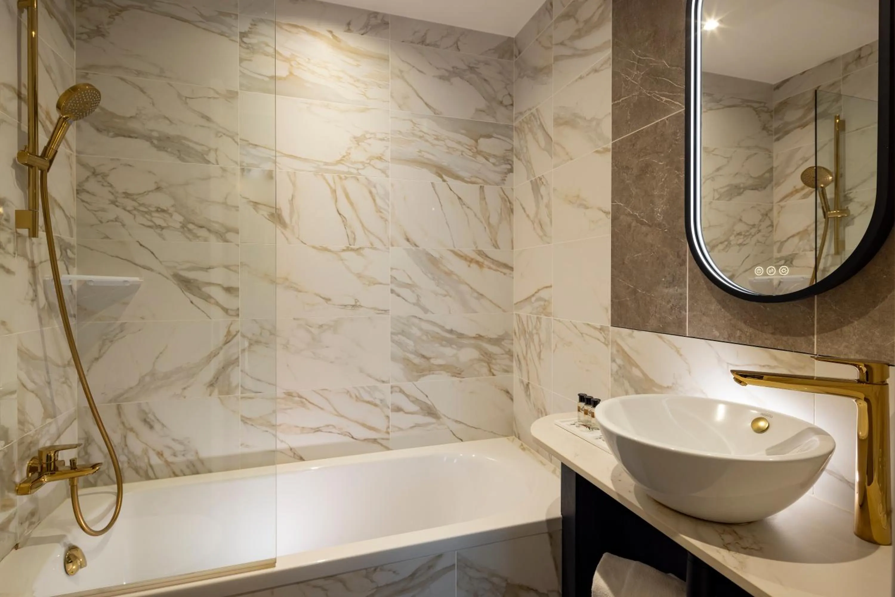 Bathroom in Hôtel Mondial