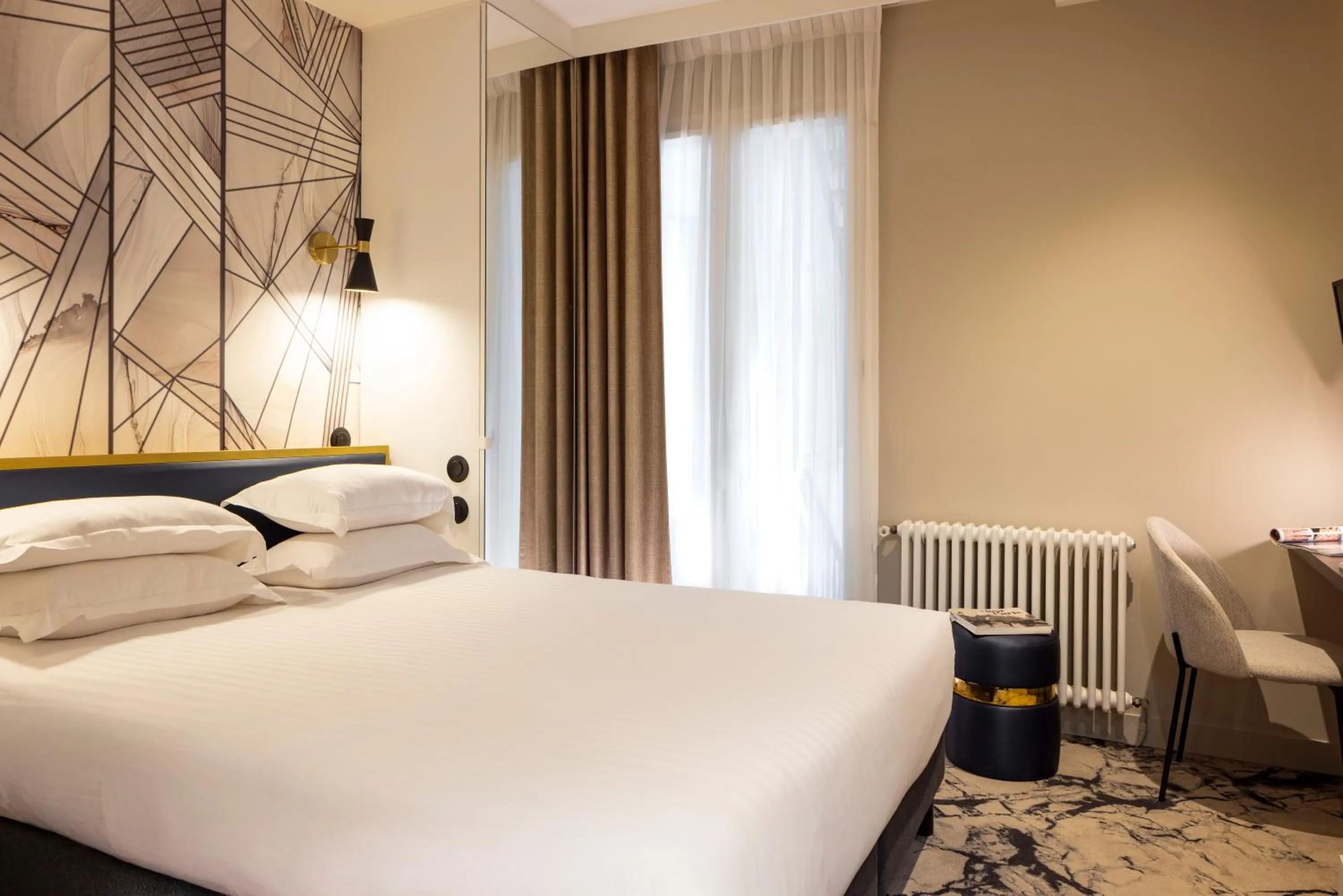 Bedroom, Bed in Hôtel Mondial