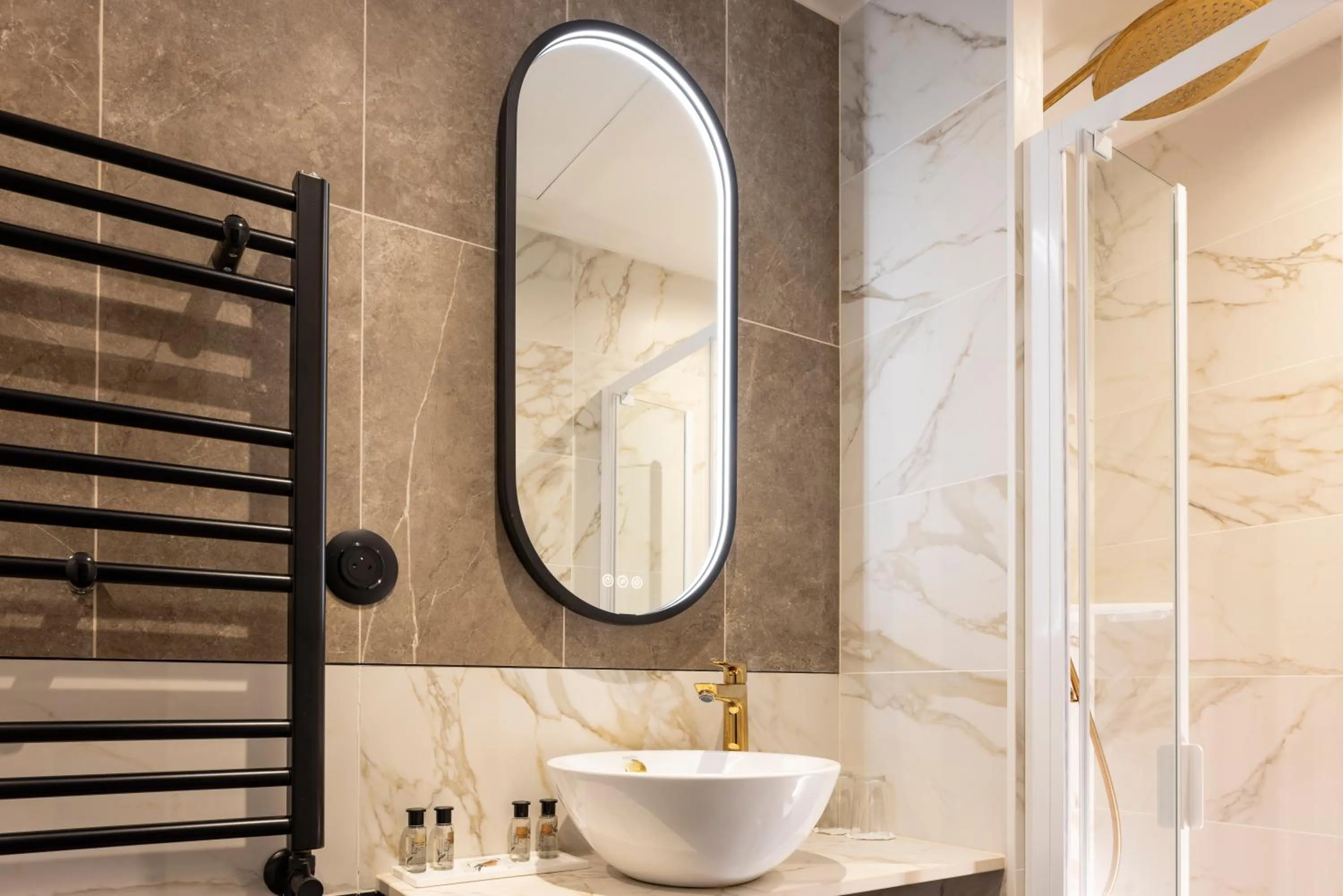 Shower in Hôtel Mondial