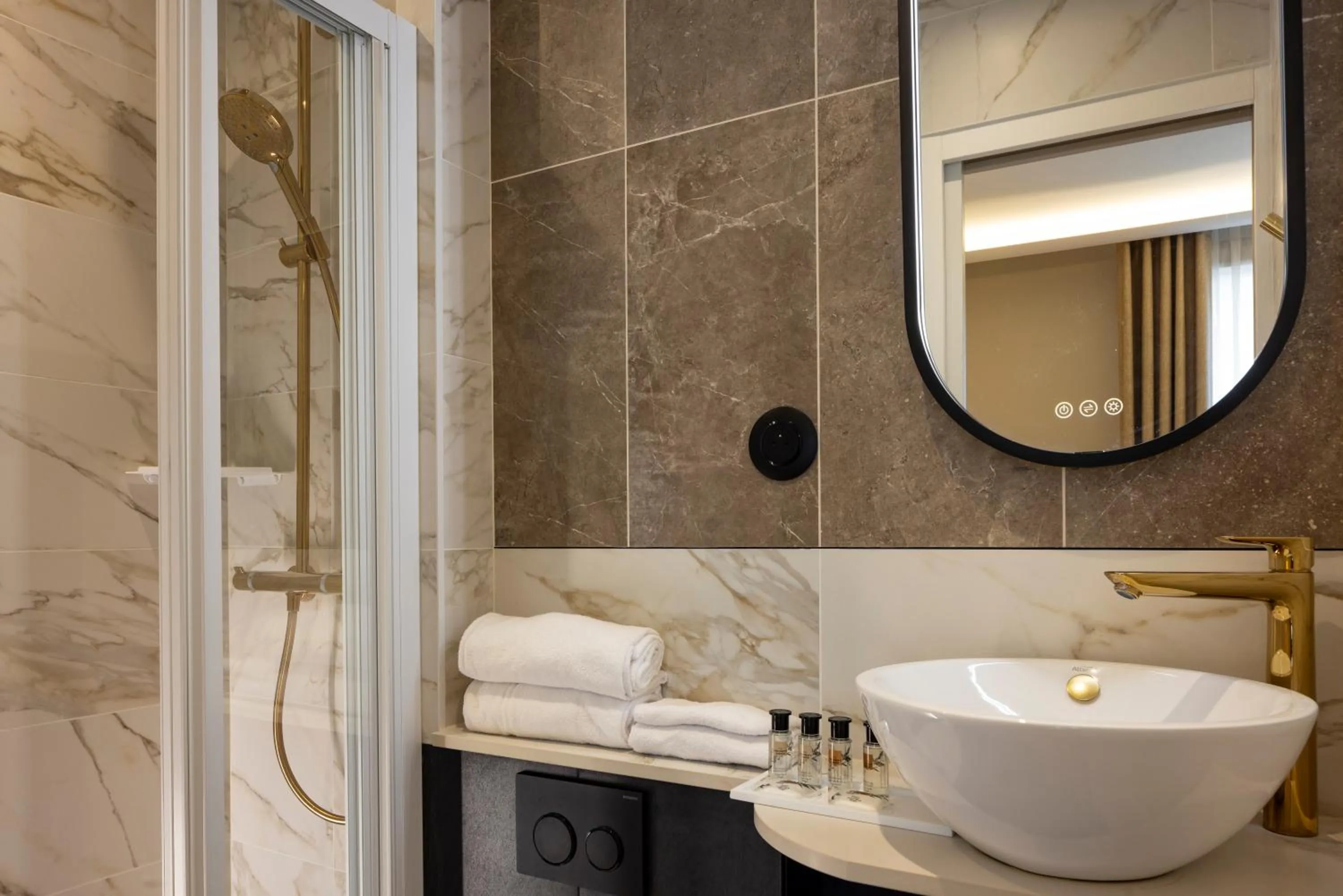 Bathroom in Hôtel Mondial