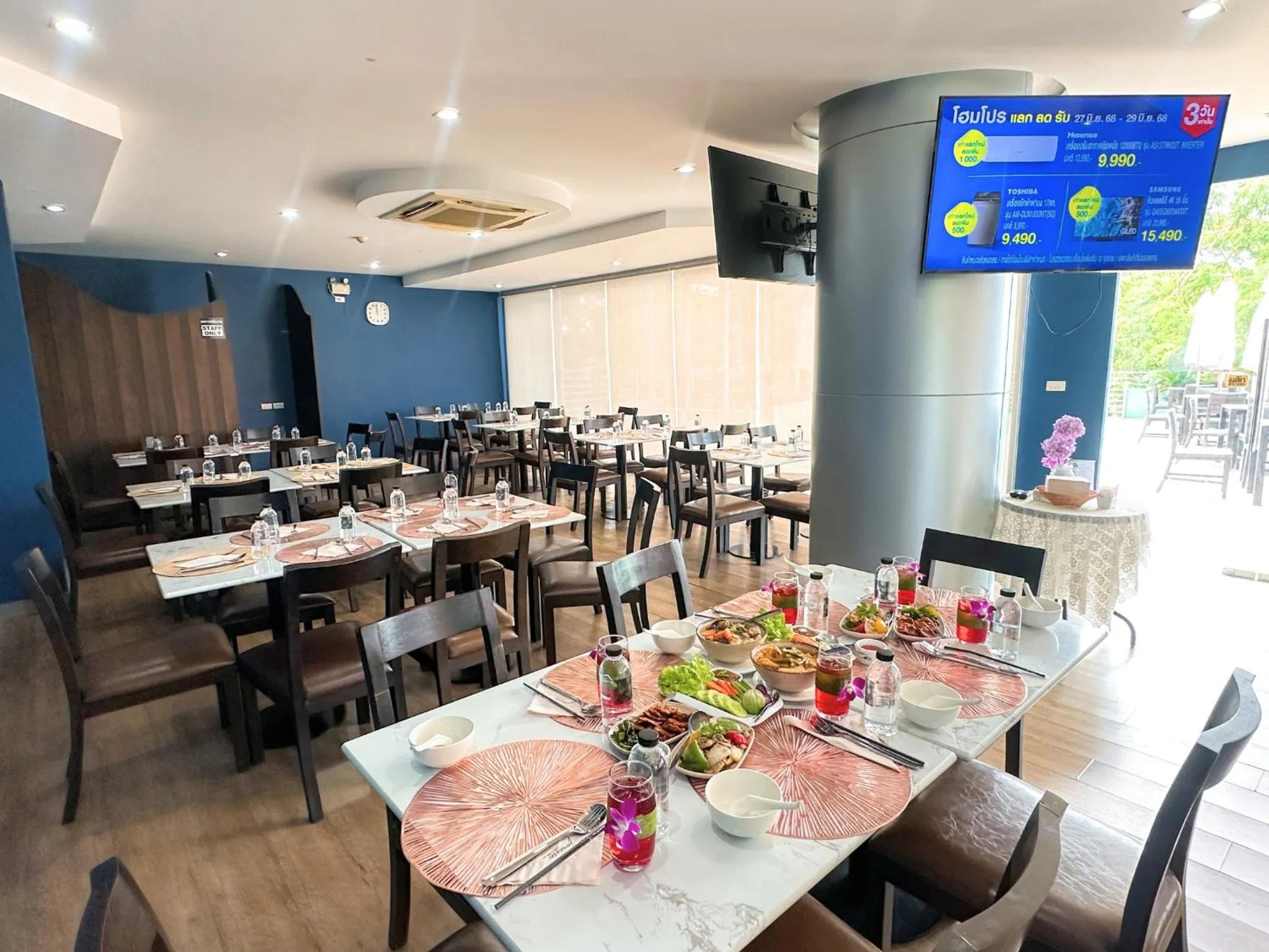 Restaurant/places to eat in Anna-Nava Pakkret Hotel