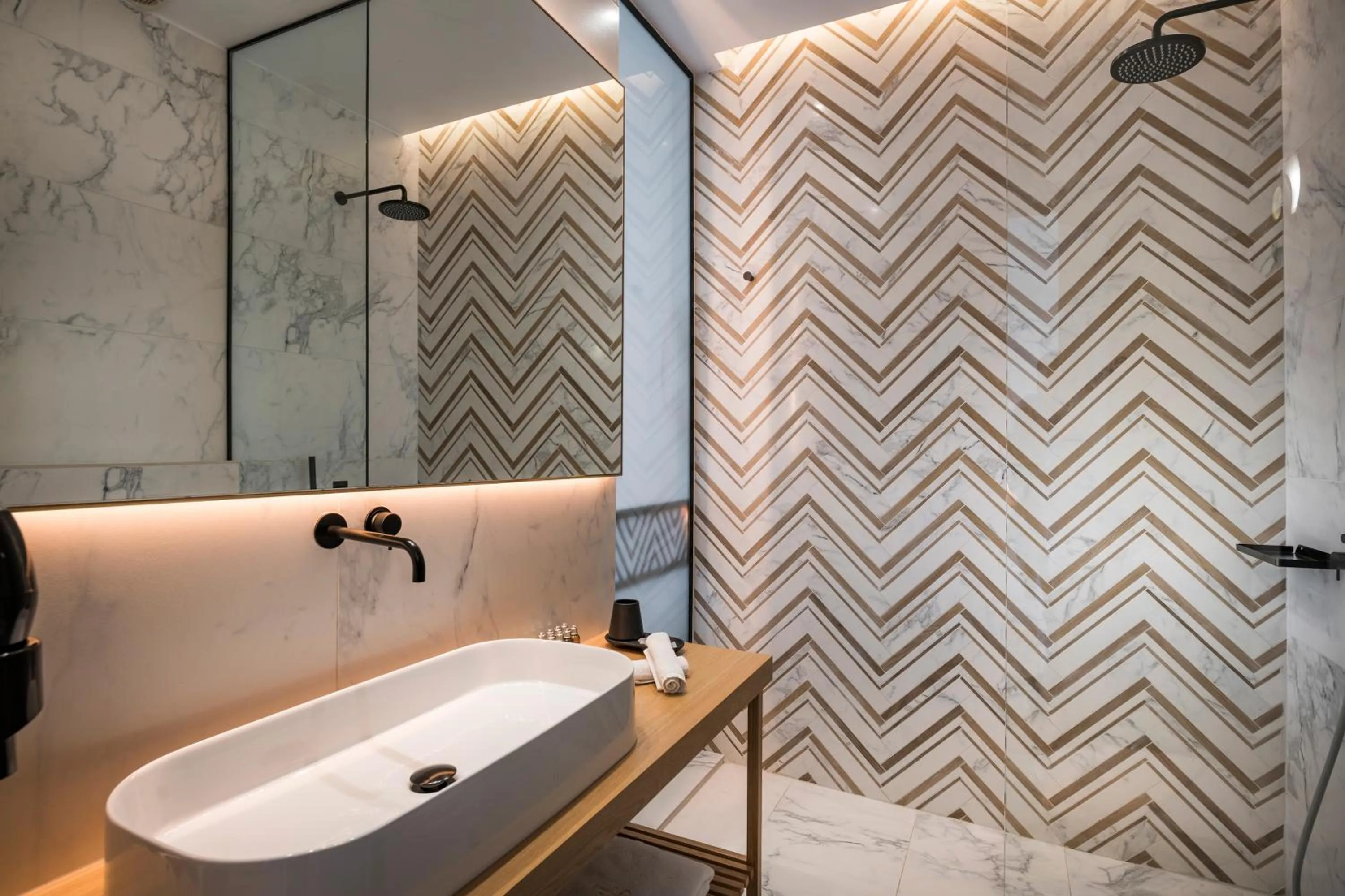 Shower in Scala de Faro