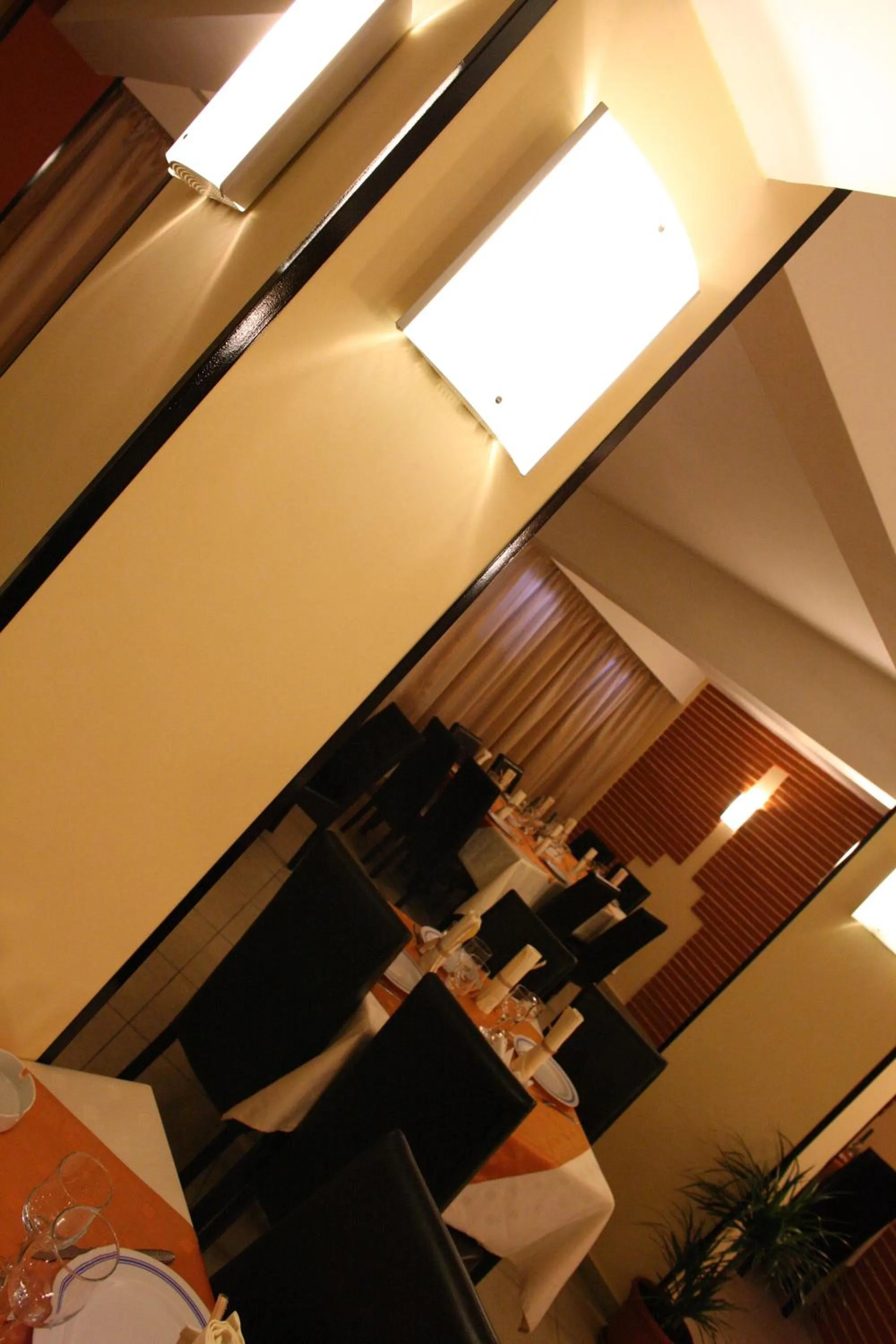 Restaurant/places to eat in Hotel Central