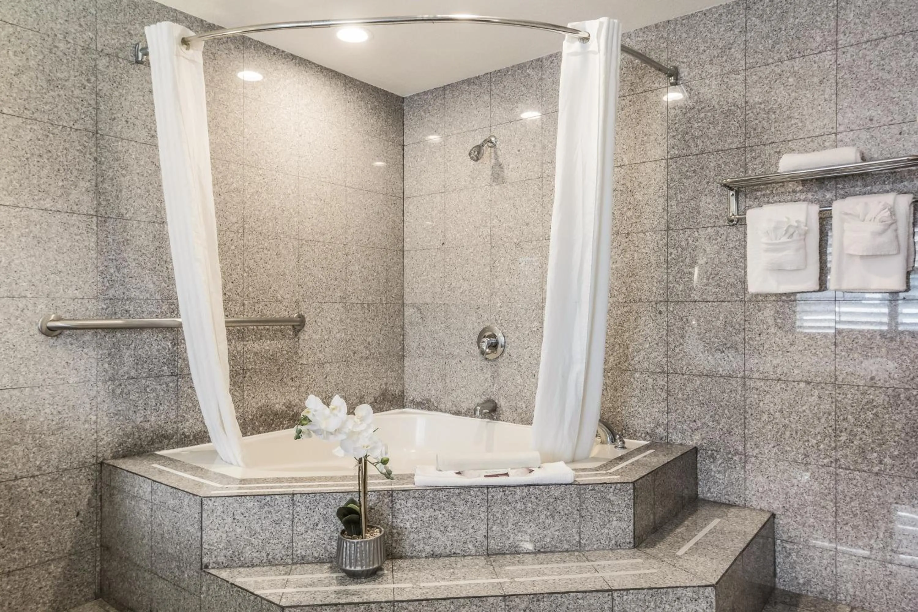 Bathroom in Carmel Hill Lodge