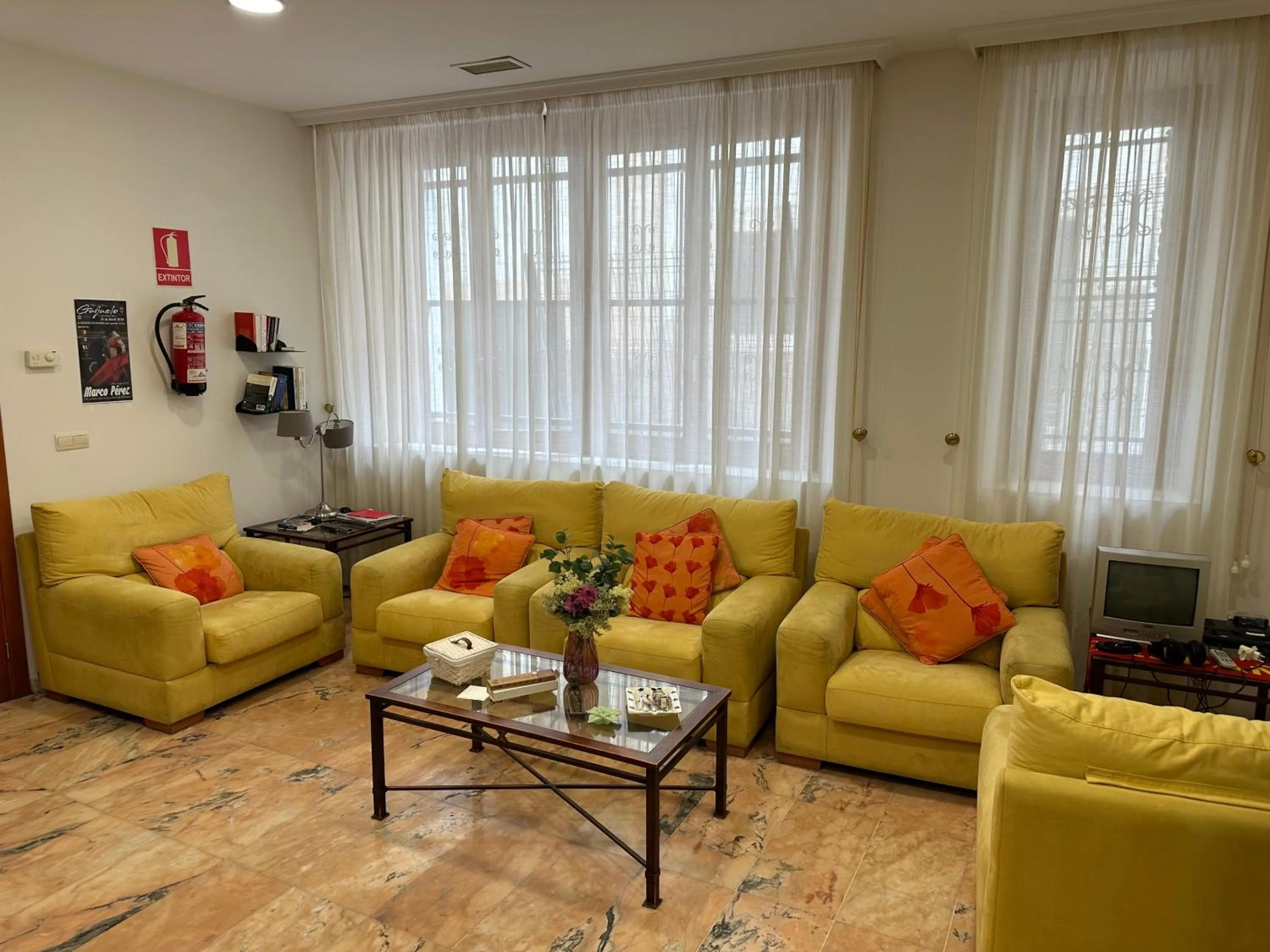 Communal lounge/ TV room in Hotel Castilla