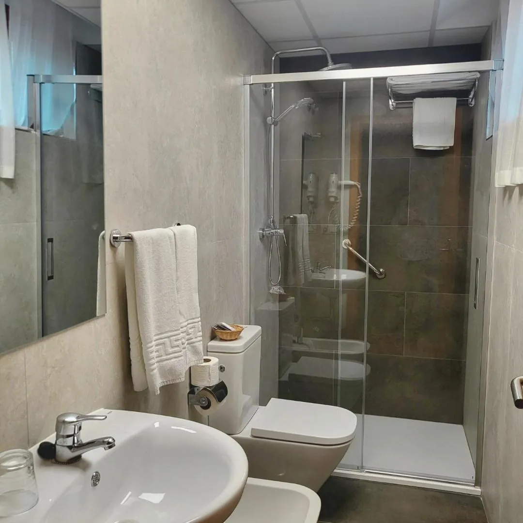 Shower in Hotel Castilla