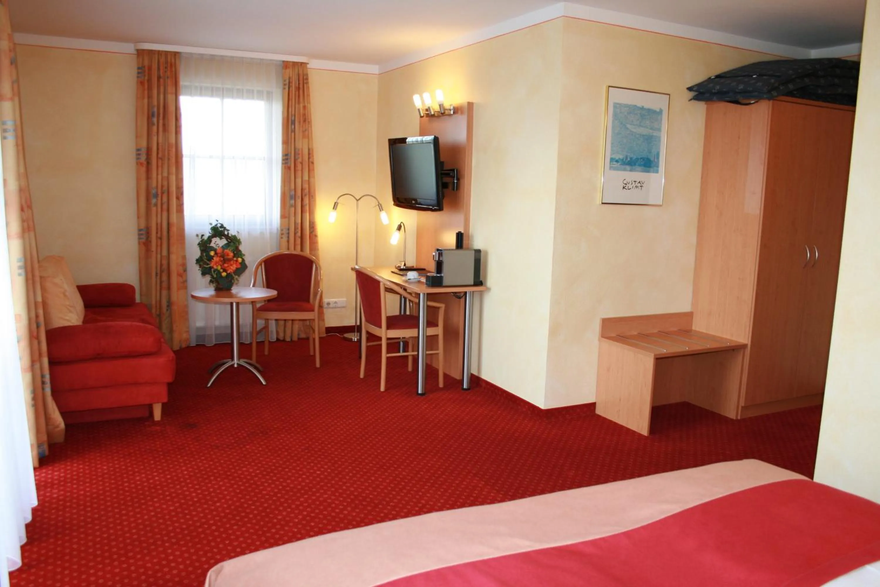 Seating area, Bed in Apparthotel Garni Superior Simsseeblick