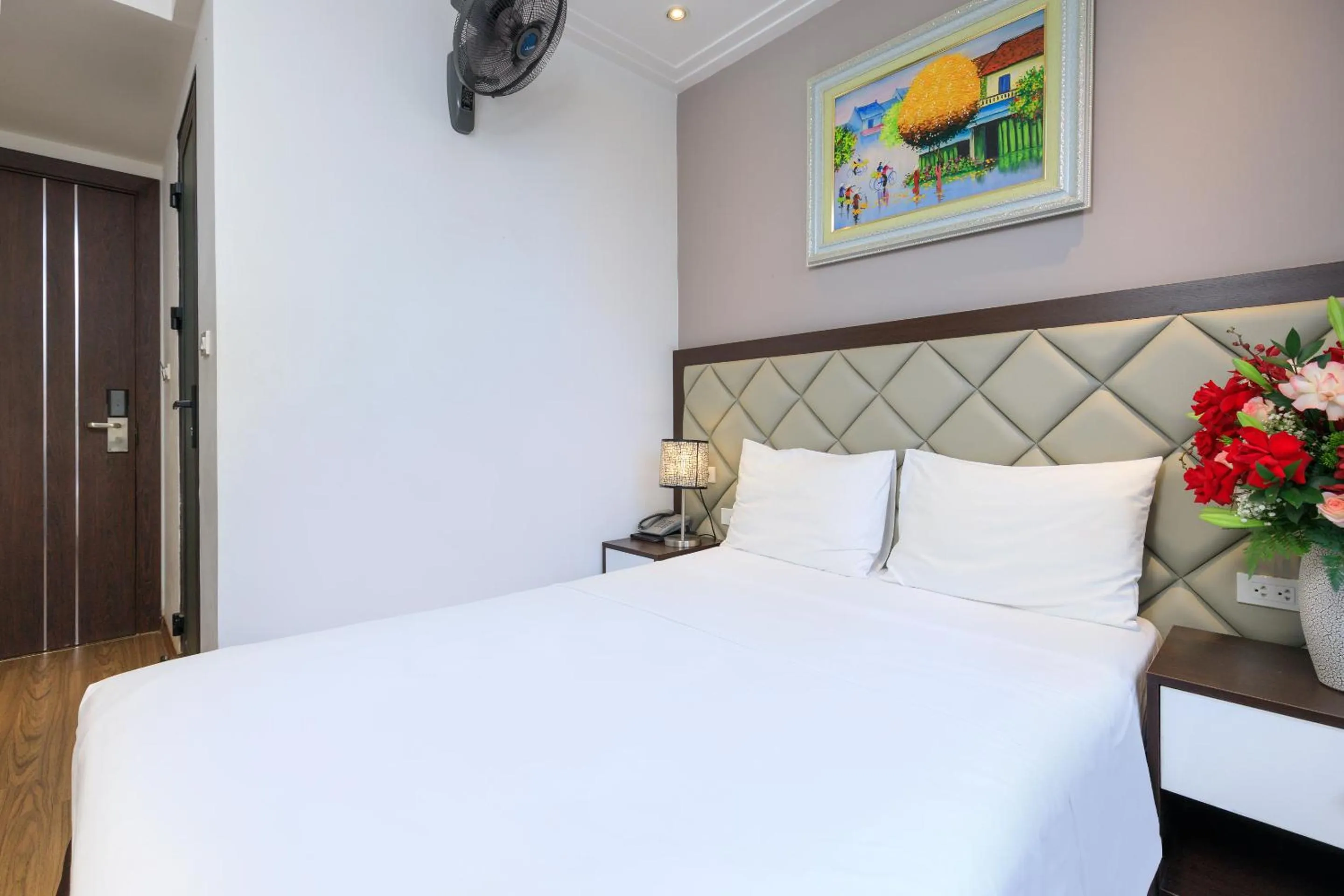 Photo of the whole room, Bed in Yolo Wa Hotel