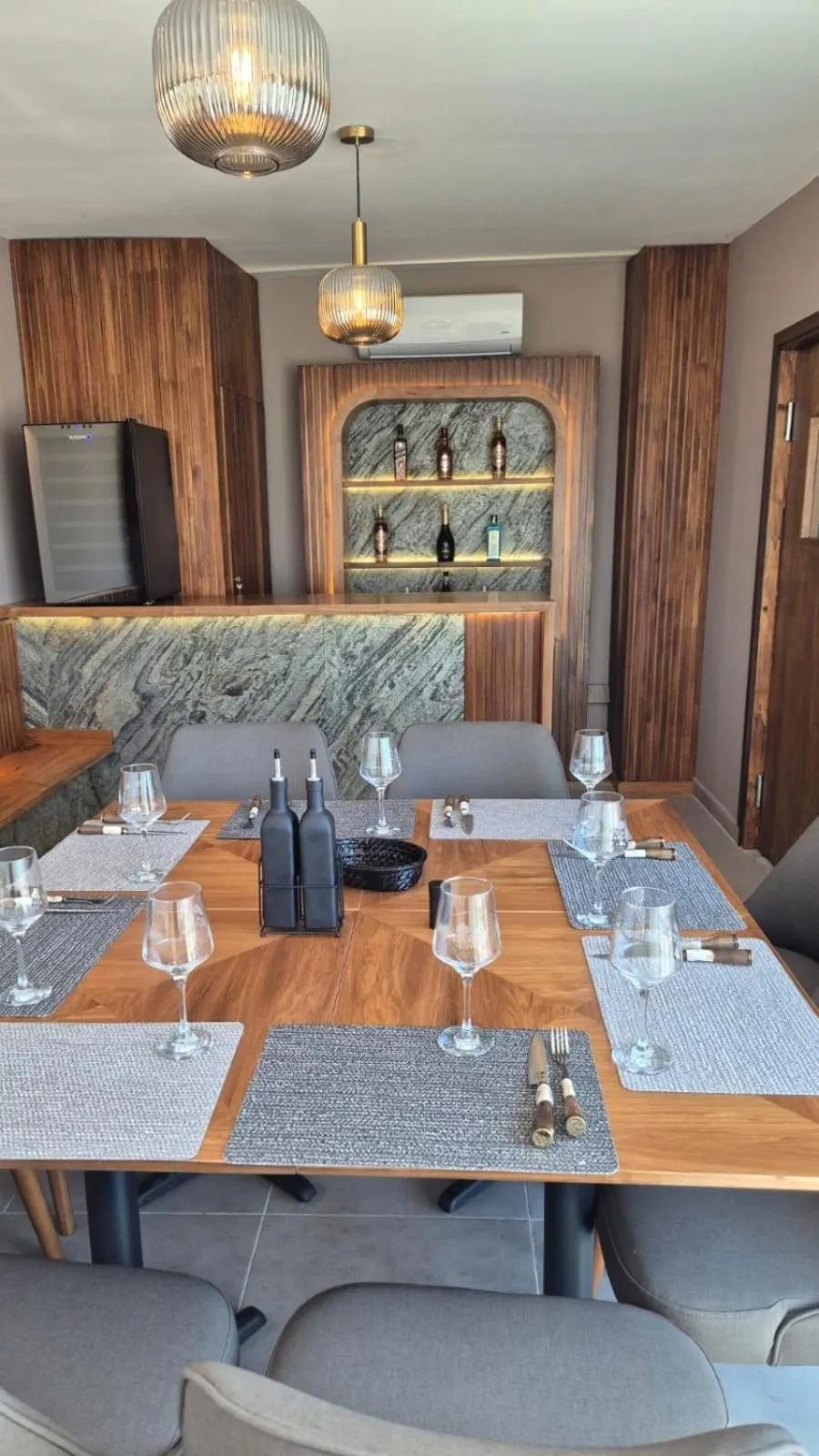 Restaurant/places to eat in DAKAR HOTEL