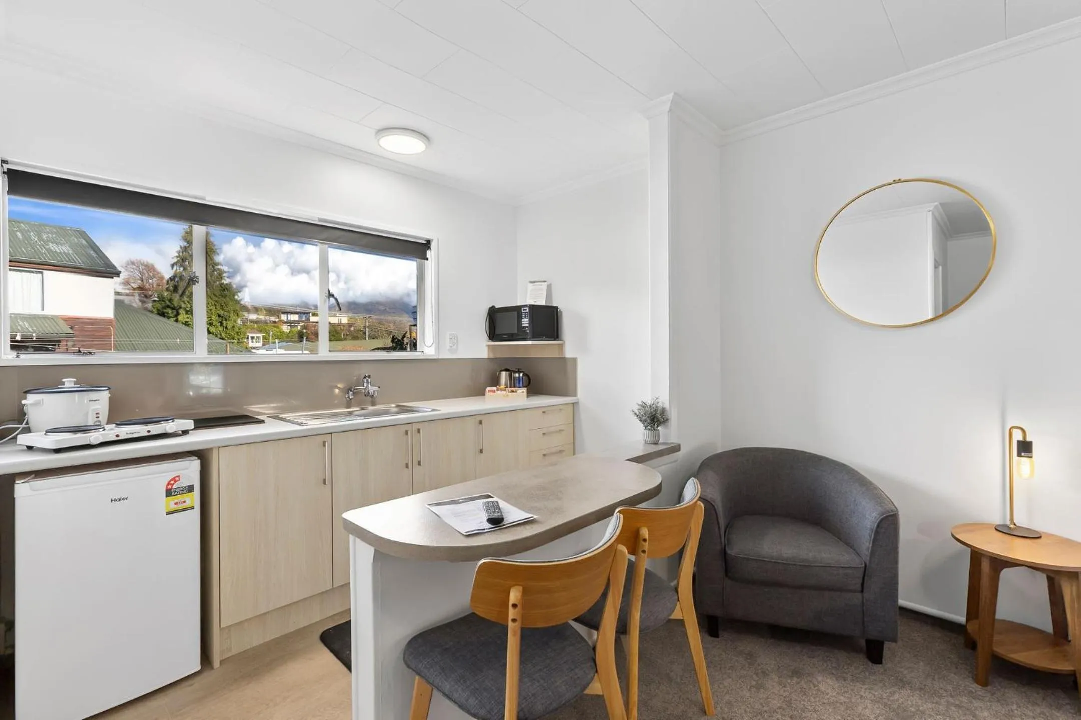 Kitchen or kitchenette in Alpine Motel