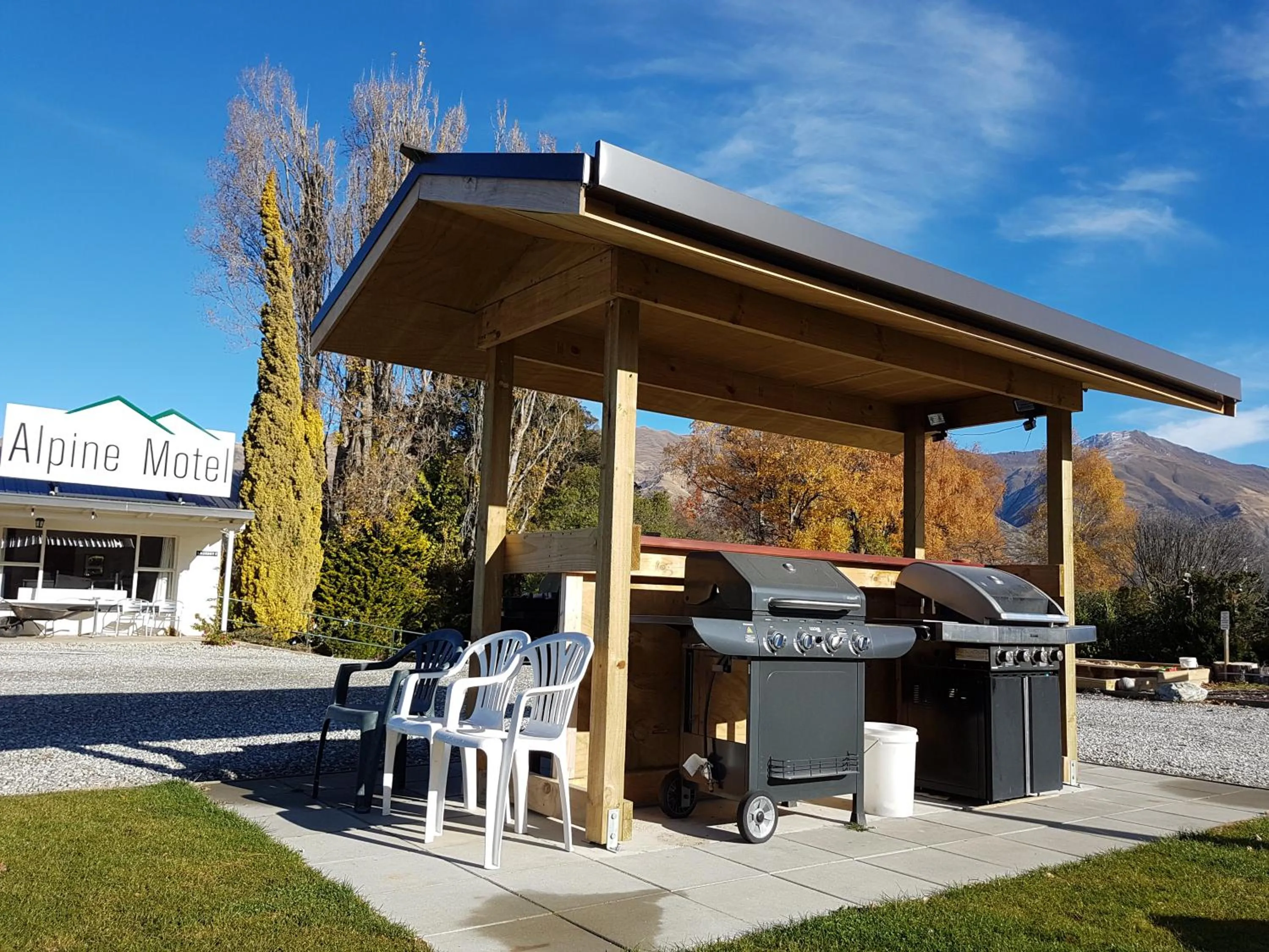 BBQ facilities in Alpine Motel
