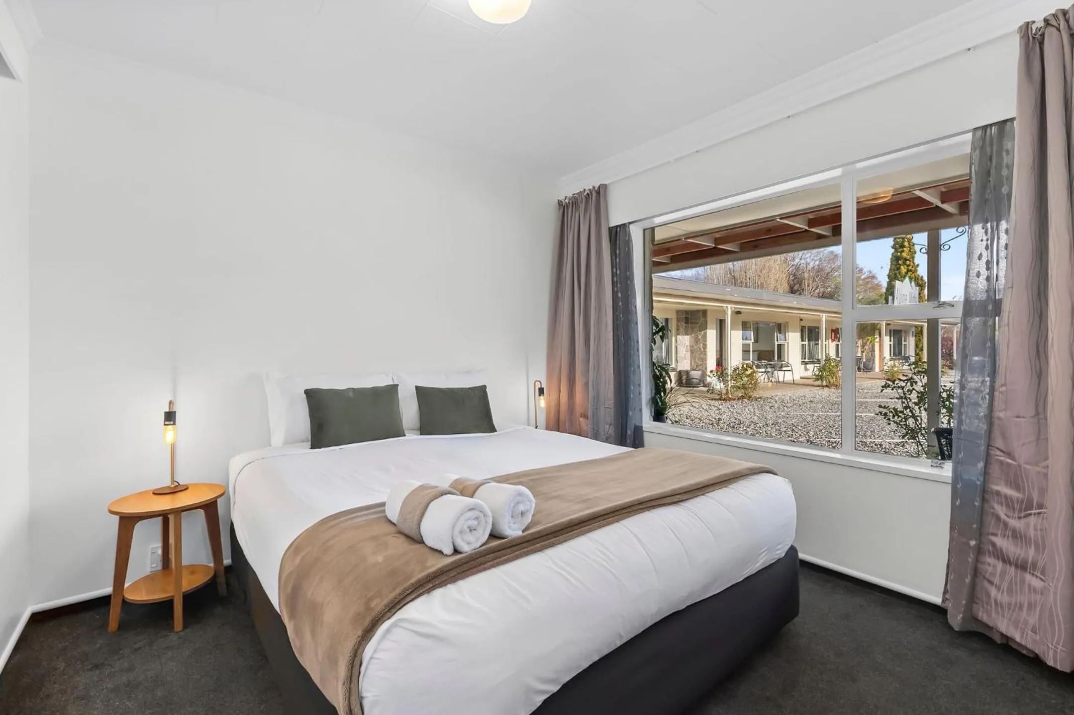 Bedroom, Bed in Alpine Motel