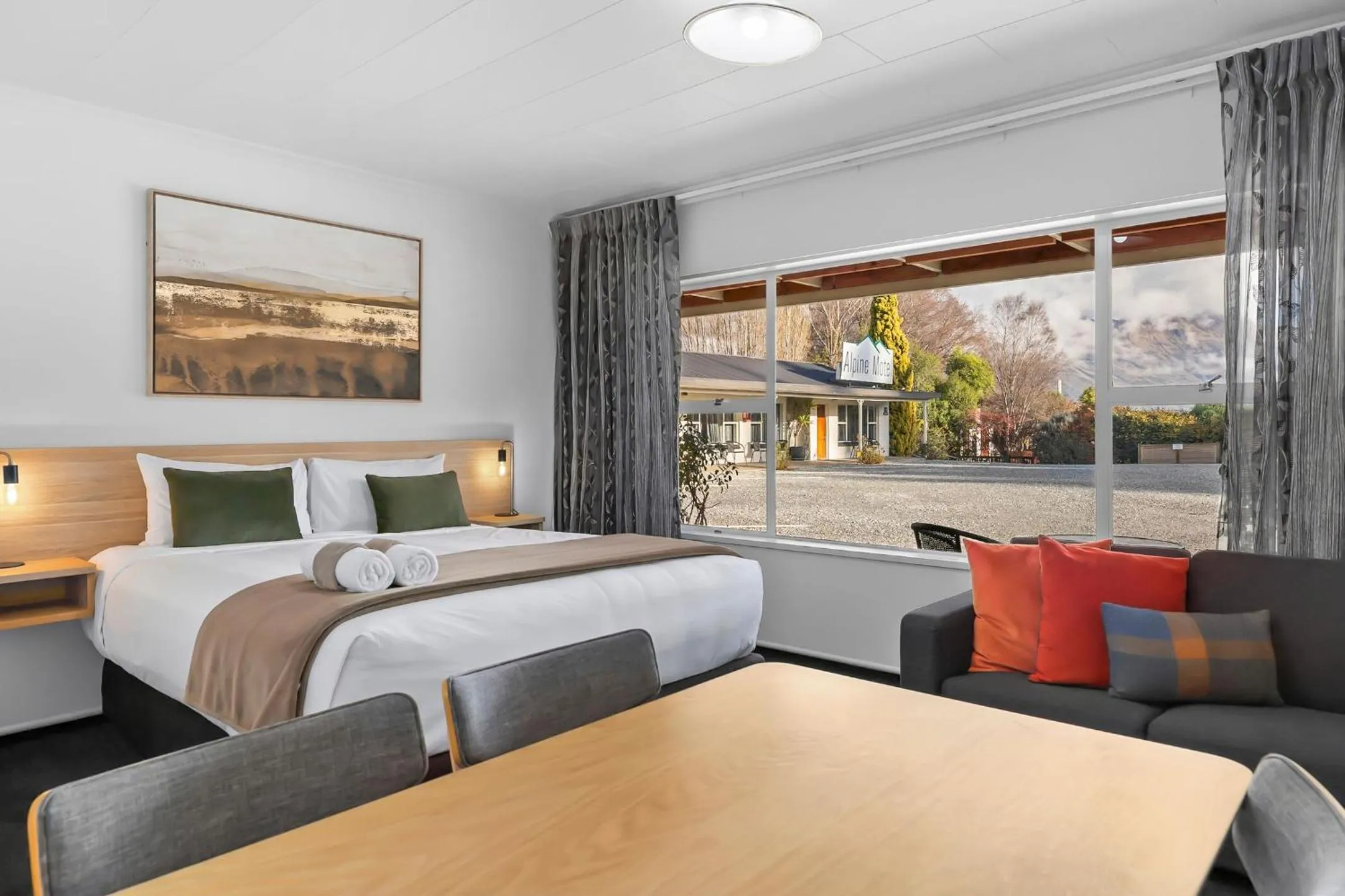 Photo of the whole room, Bed in Alpine Motel