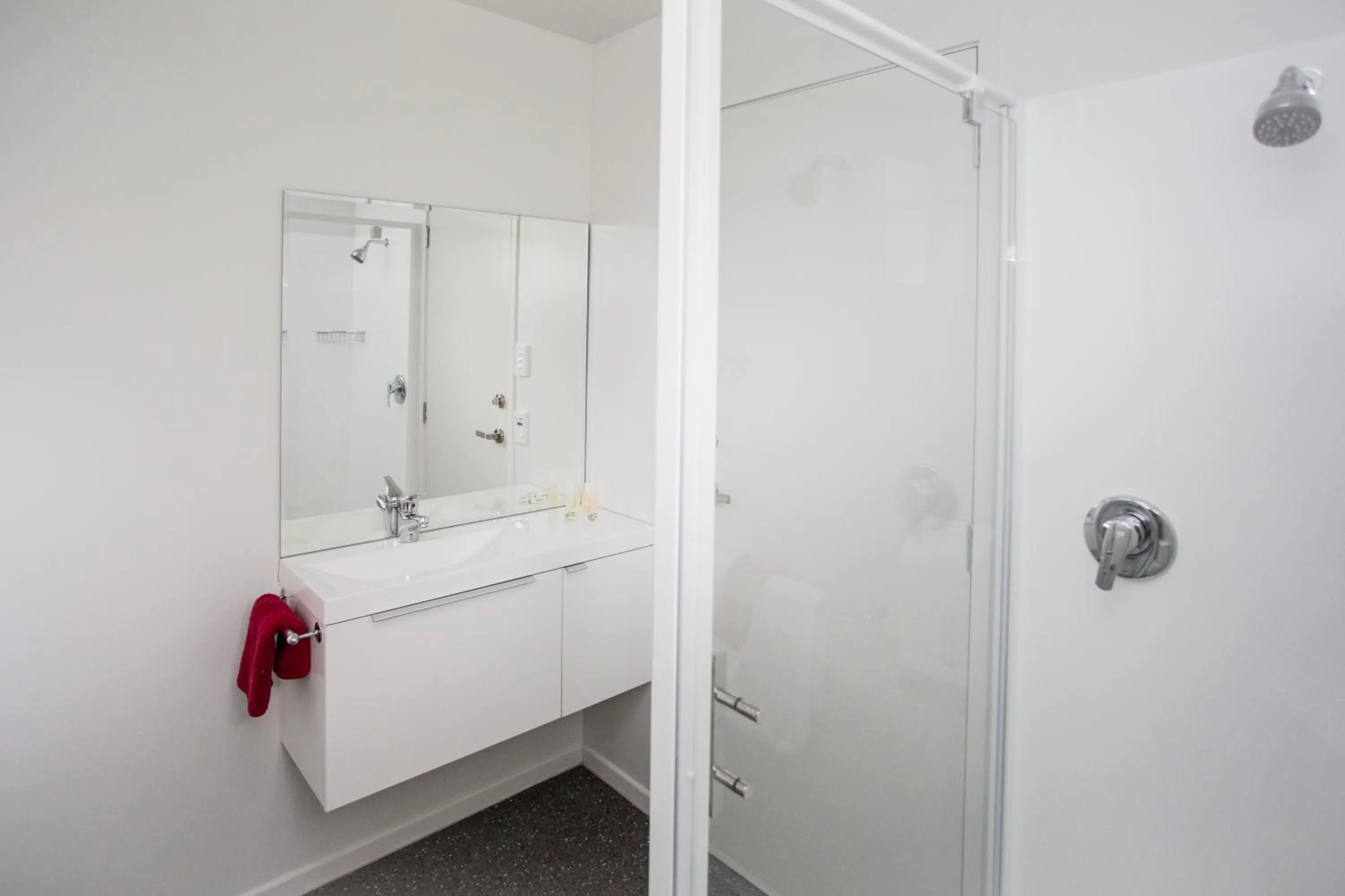 Bathroom in Alpine Motel
