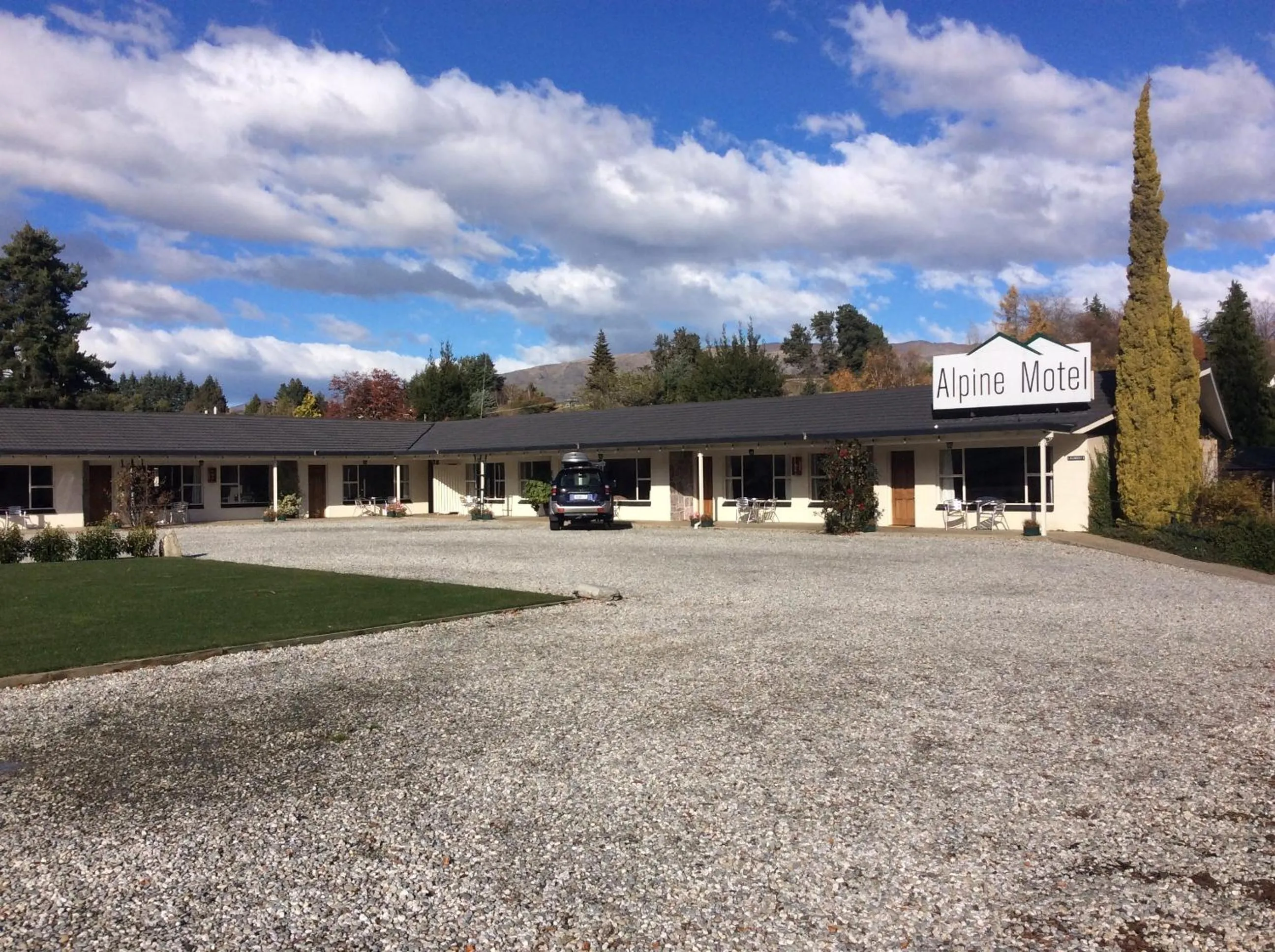 Facade/entrance in Alpine Motel