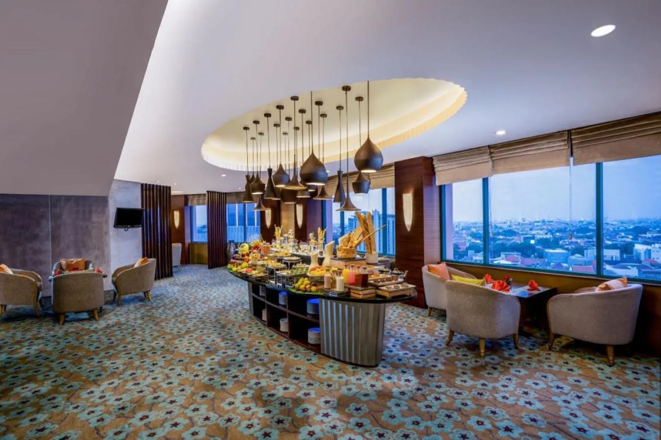 Lounge or bar in Hotel Ciputra Semarang managed by Swiss-Belhotel International