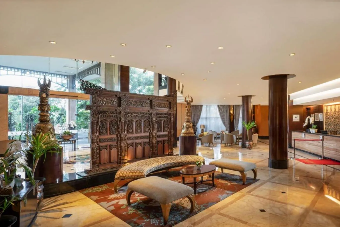 Lobby or reception in Hotel Ciputra Semarang managed by Swiss-Belhotel International