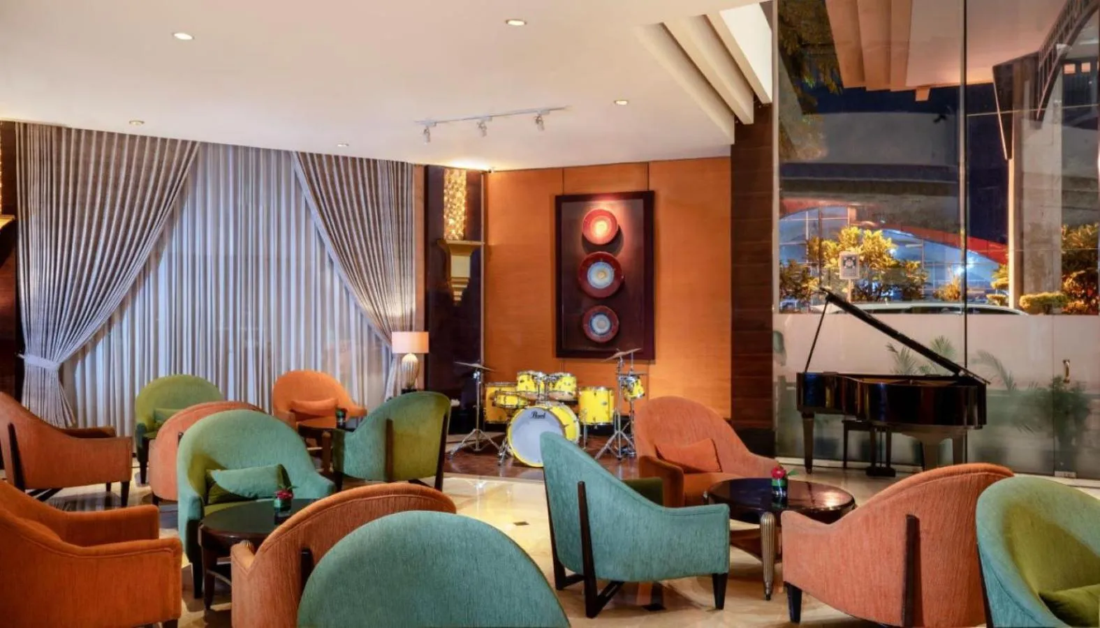 Lounge or bar in Hotel Ciputra Semarang managed by Swiss-Belhotel International