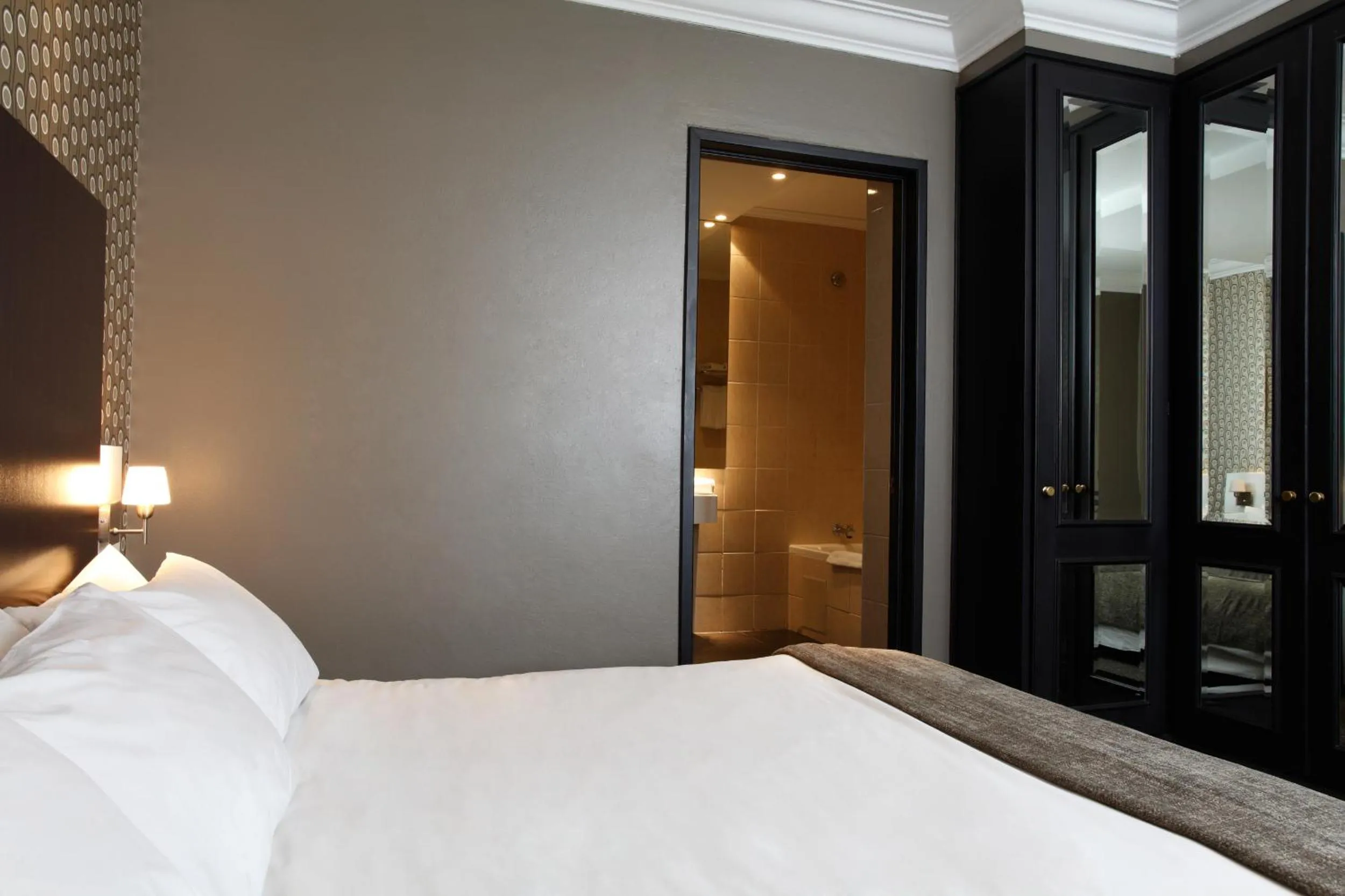 Bathroom, Bed in Manhattan Hotel